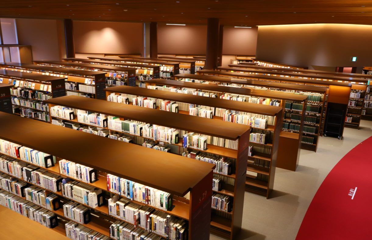 館內的閱覽空間分布於一至三樓。