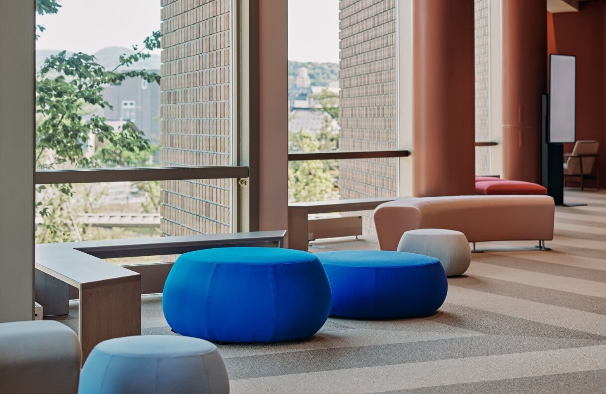 館內提供超過500個閱覽座位,更精選來自世界各地的設計座椅。