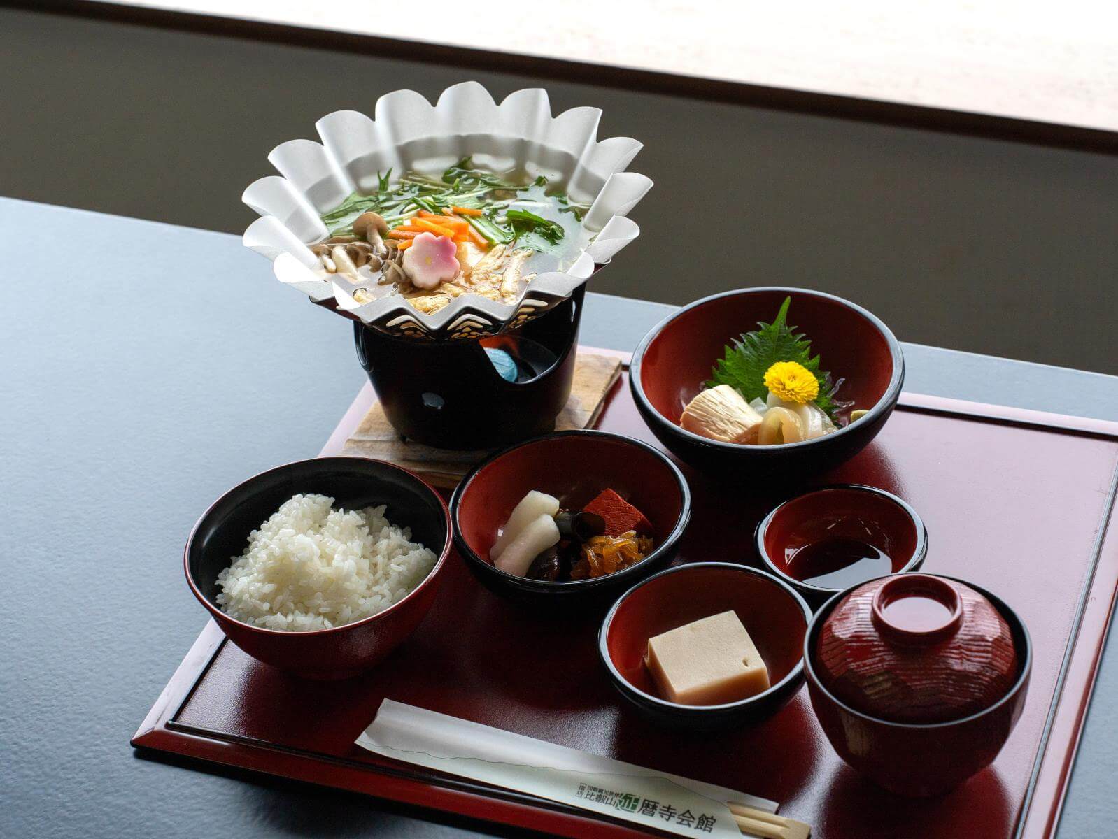 延曆寺會館亦供應傳統「精進料理」，採蔬菜、豆類、海藻等食材製成。（圖／延曆寺）