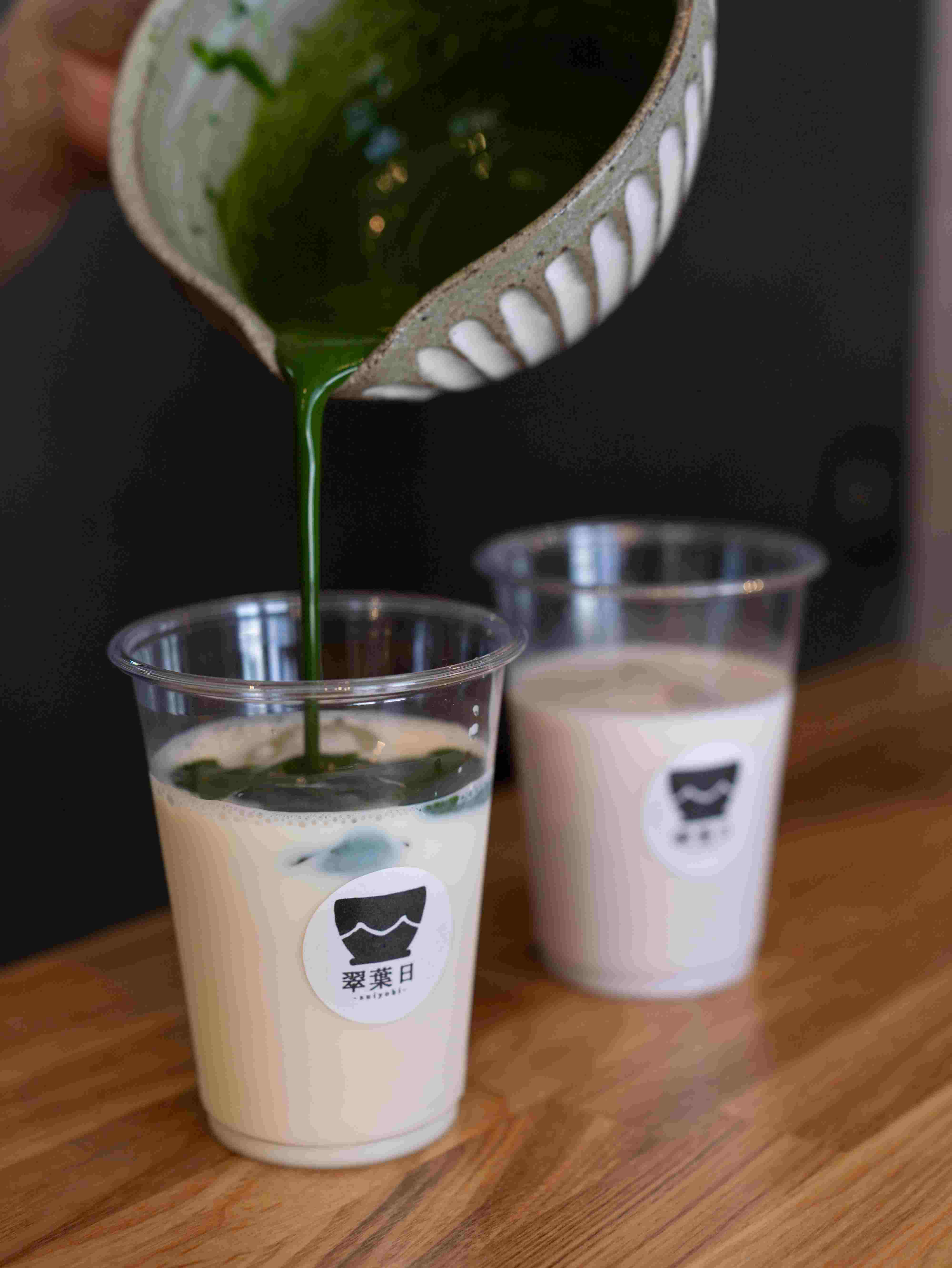 位於京阪電車「比叡山坂本車站」旁的「翠葉日 -suiyobi-」是2025年新開幕的極簡系抹茶茶店。（圖／翠葉日 -suiyobi-）