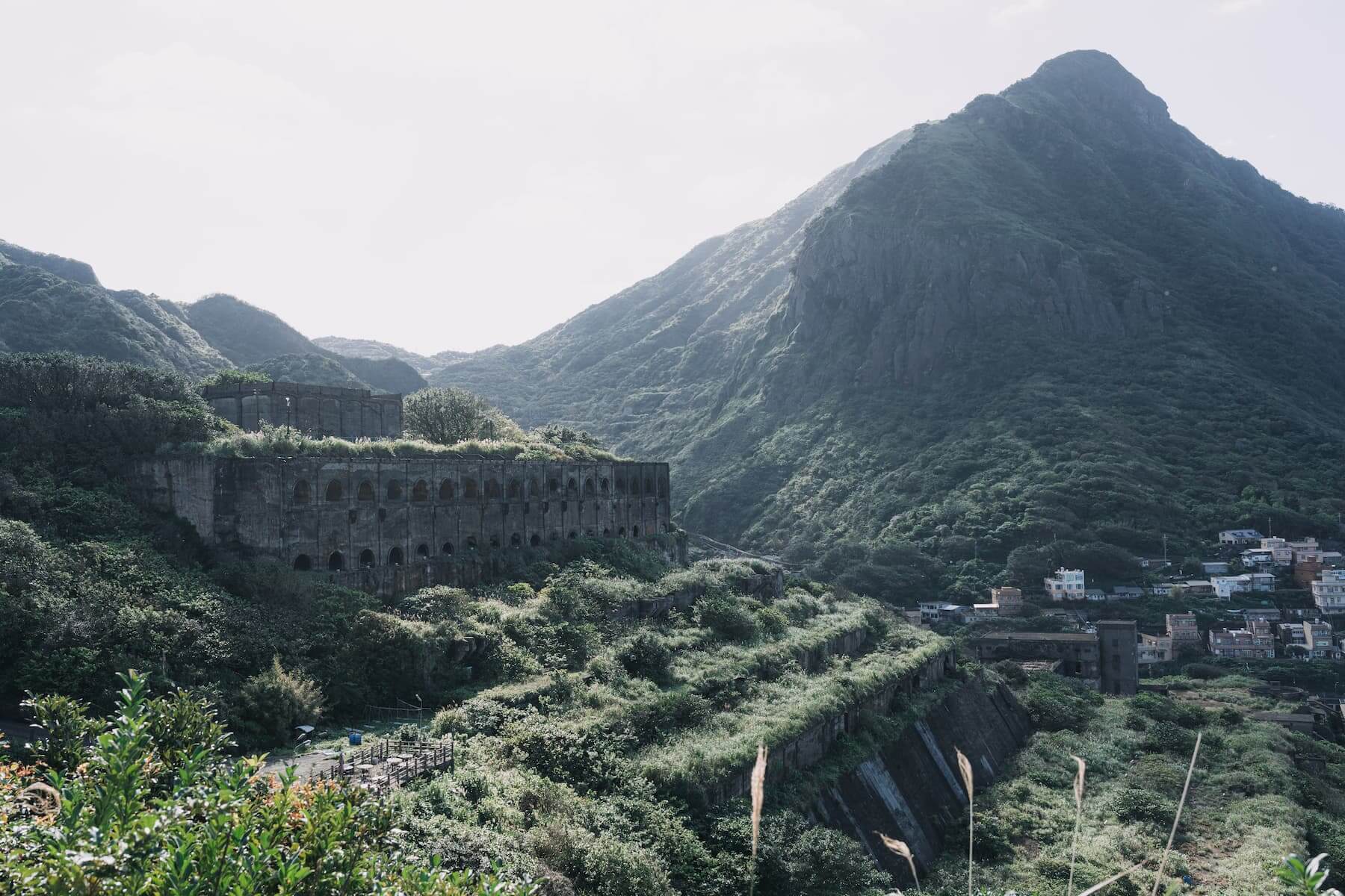 座落在基隆山旁的水湳洞選煉廠遺址。