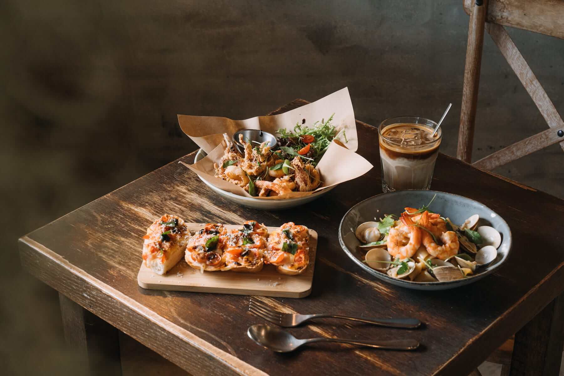 關於咖啡經典三套組：希臘炸海鮮、漁夫蝦醬義大利麵、焗烤番茄麵包