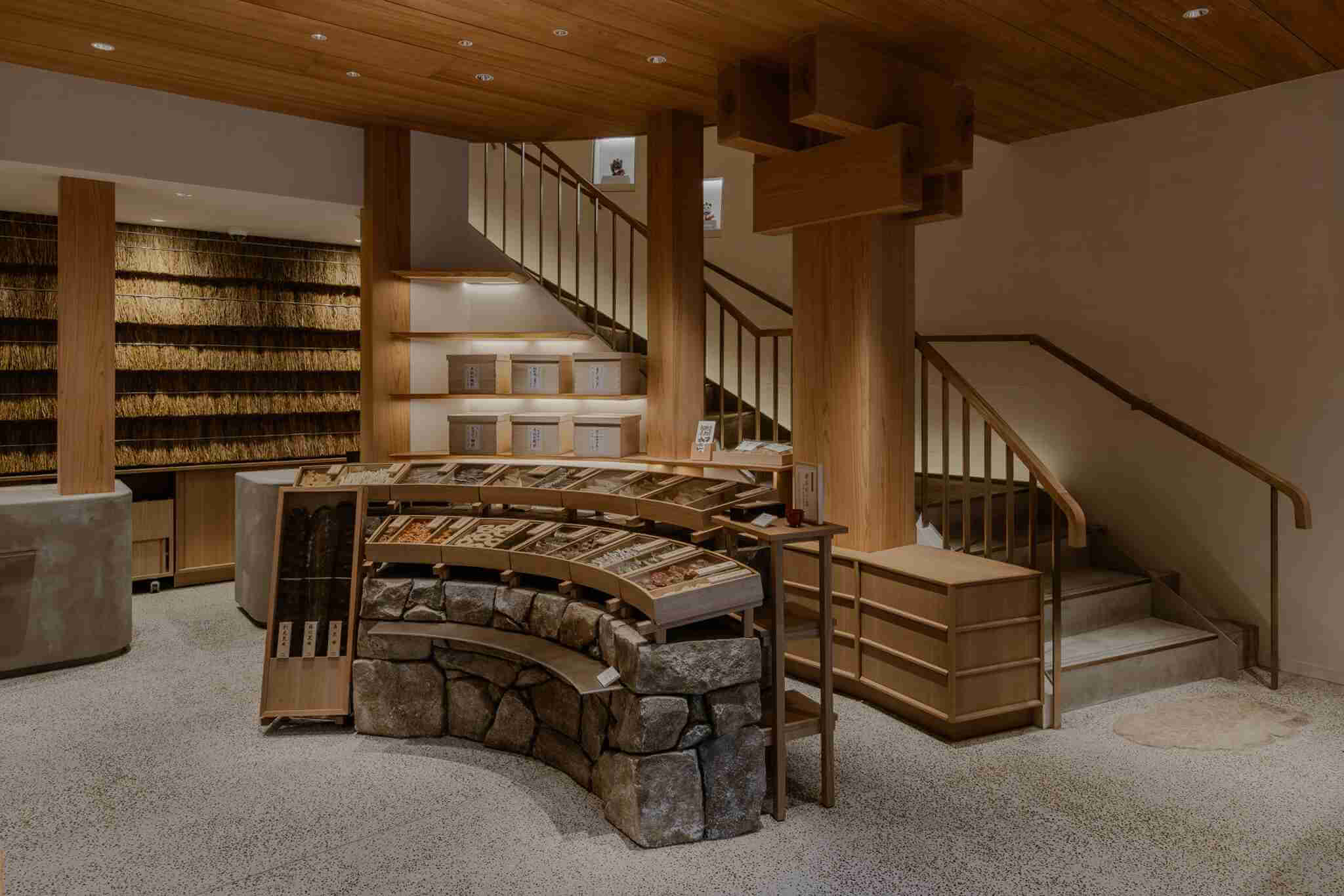 東京銀座茅乃舍一樓出售製作高湯所需的乾料。圖片來源｜Kengo Kuma and Associates (© Keishin Horikoshi/SS)