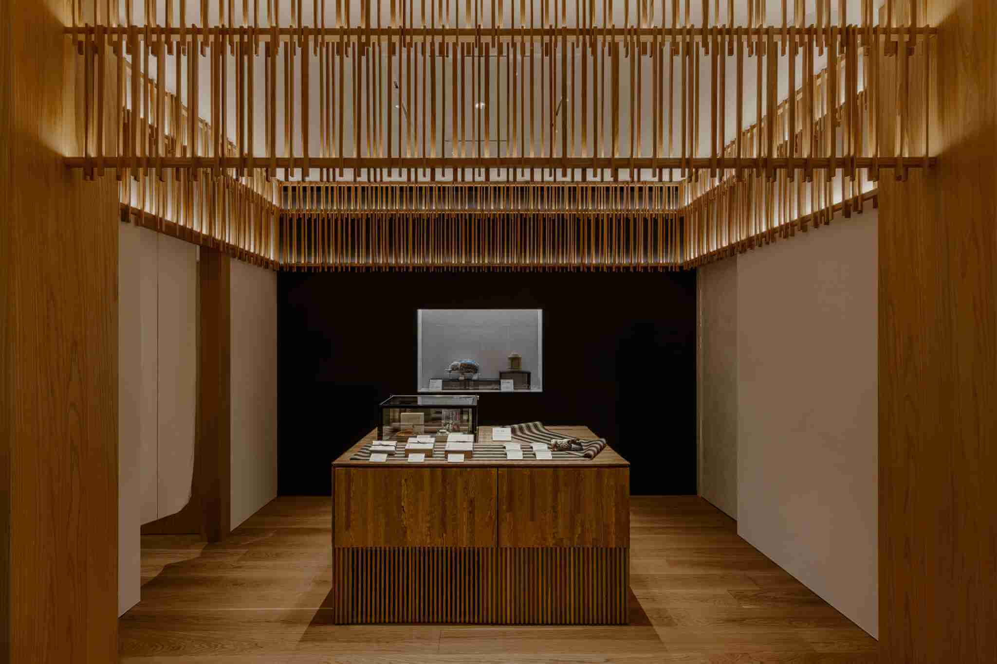 二樓展現工匠技藝的手工藝品，傳遞日本傳統文化的精髓。圖片來源｜Kengo Kuma and Associates (© Keishin Horikoshi/SS)