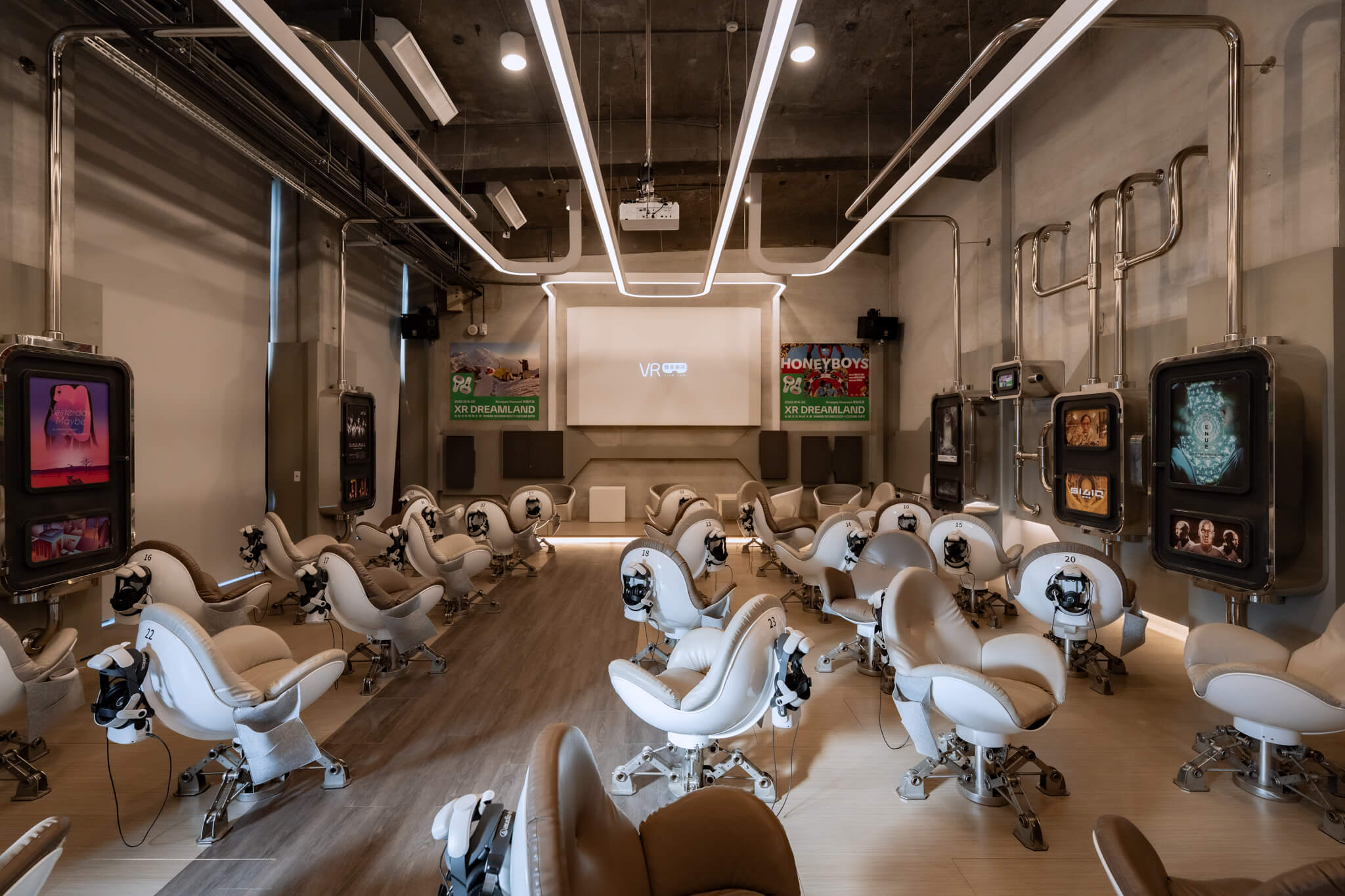全台首座常態營運的 VR 專門劇院，設有360影廳配置蛋形座椅，讓觀眾戴上頭戴式裝置，在座位上自由轉動，沉浸於環繞四周的影像世界。