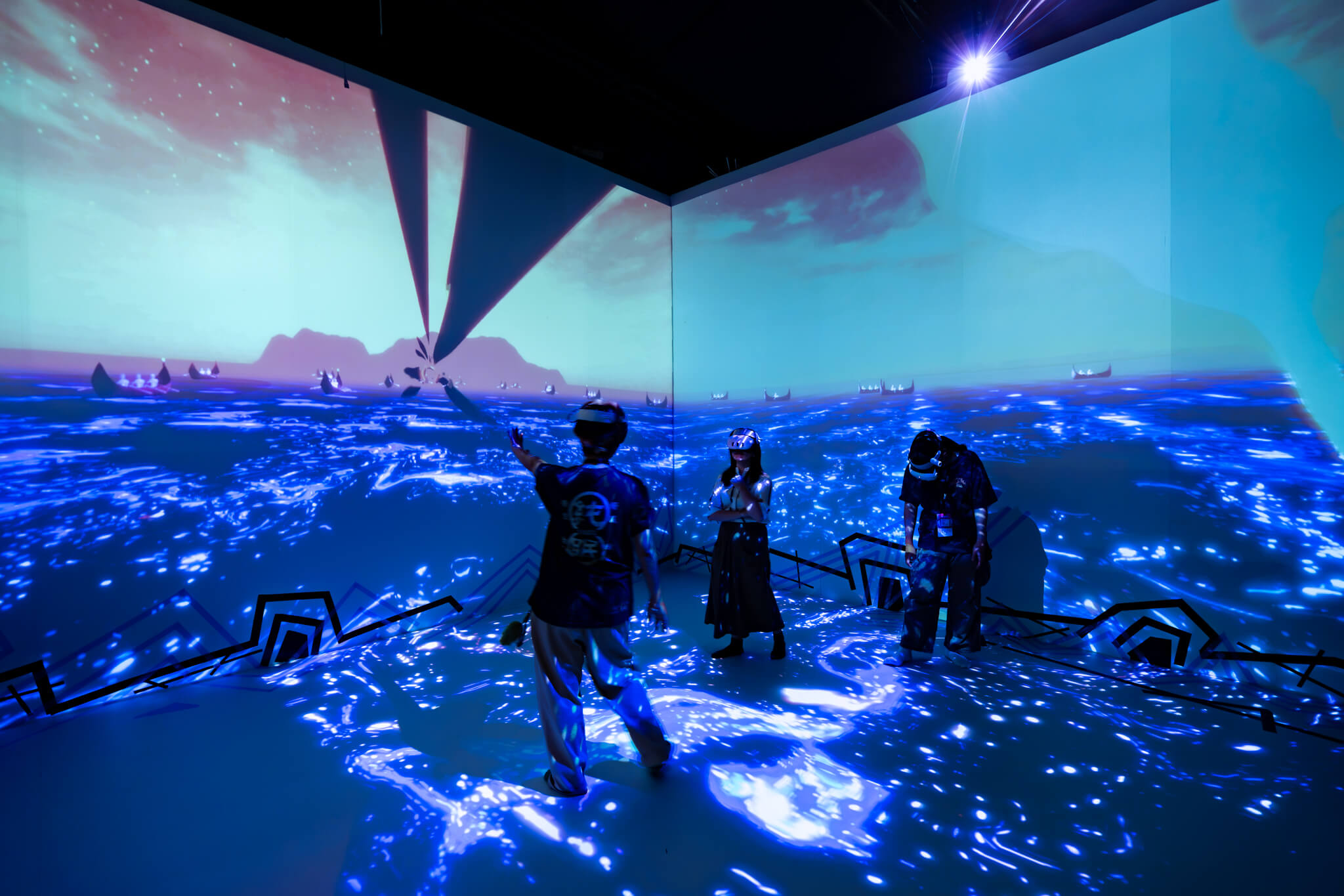 觀眾戴上 VR 頭戴式裝置，透過視線與身體動作探索虛擬場景，體驗不同於傳統觀影的沉浸式敘事。