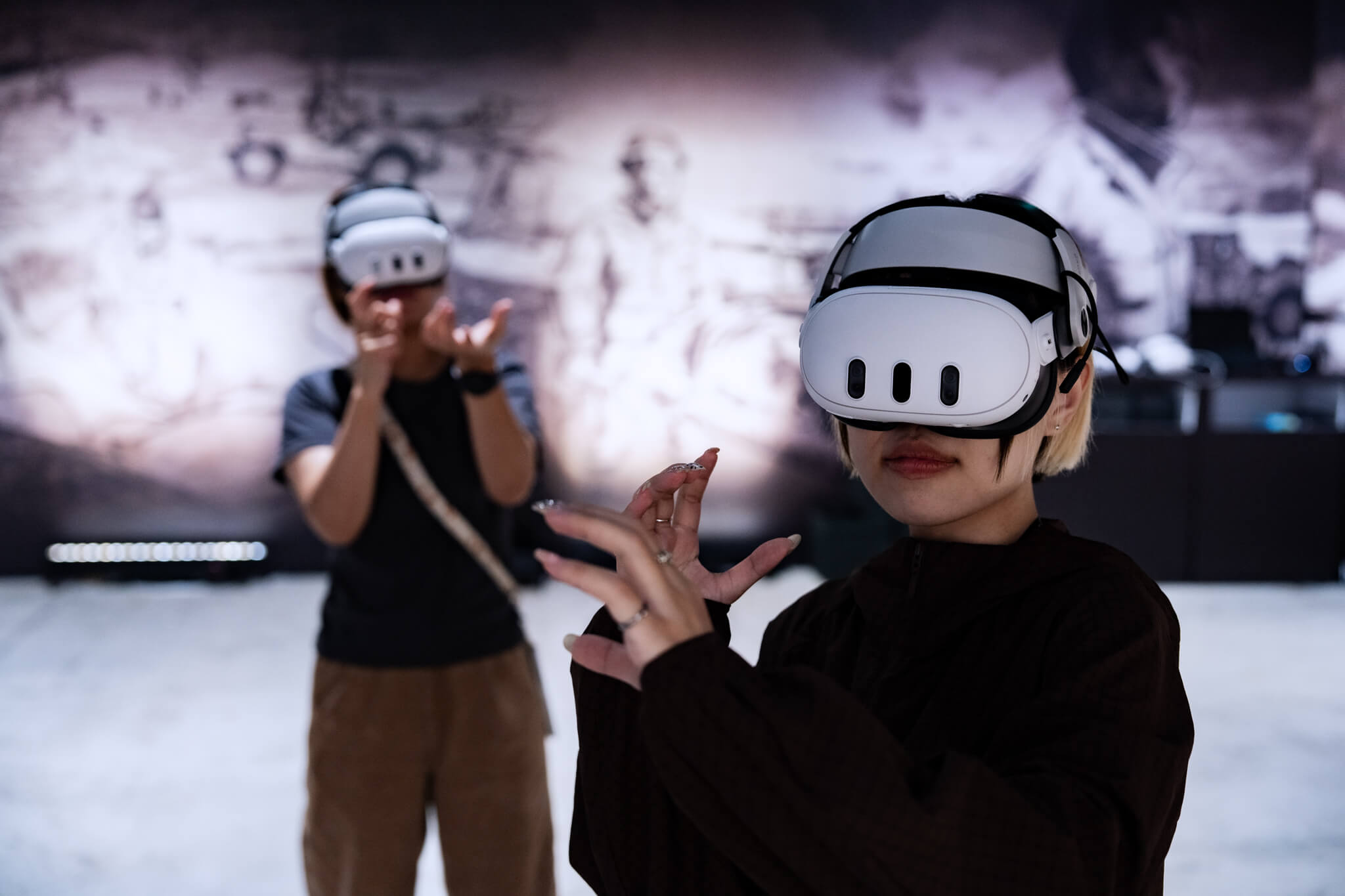 隨著 VR 技術發展，沉浸式影像逐漸突破過去以單人體驗為主的限制，現在已有作品能讓兩位觀眾同時戴上裝置進入虛擬場景，共同探索故事空間。