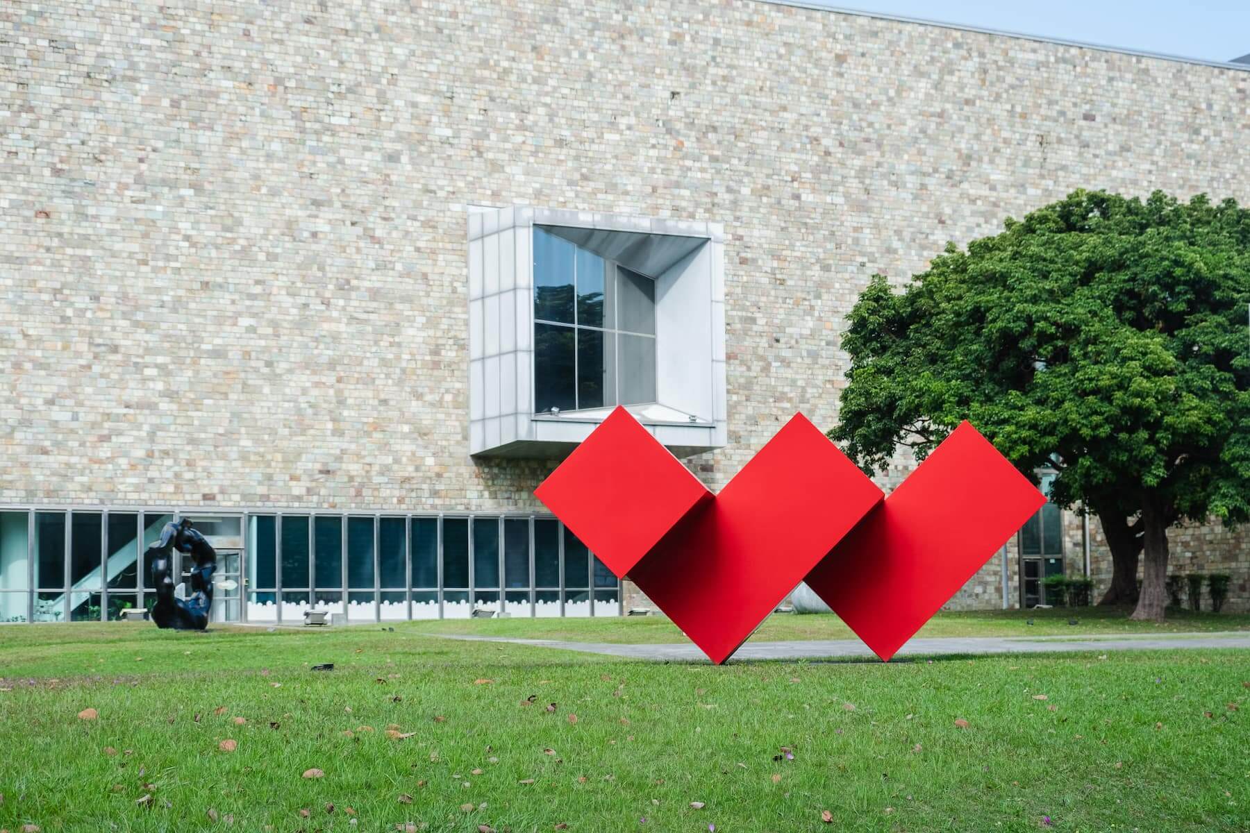 國立臺灣美術館（國美館）是臺灣唯一的國家級美術館，典藏以戰後至當代臺灣藝術為主，包括水墨、油畫、版畫、攝影、新媒體與裝置藝術等，並規劃常設展與多元主題特展，呈現臺灣美術發展脈絡。