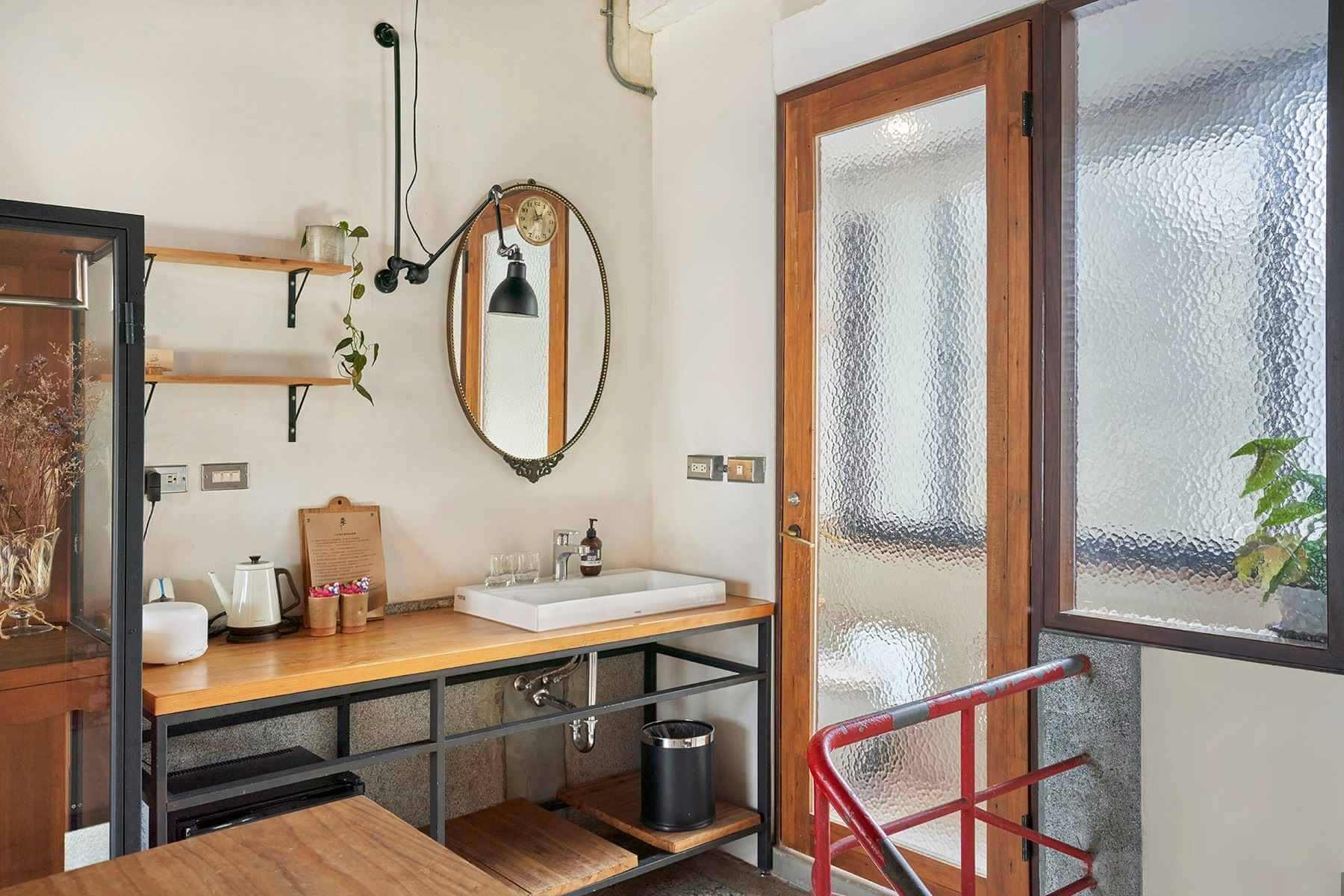 由百年版畫商行改造的「來了」旅宿。（圖片來源／Booking.com）