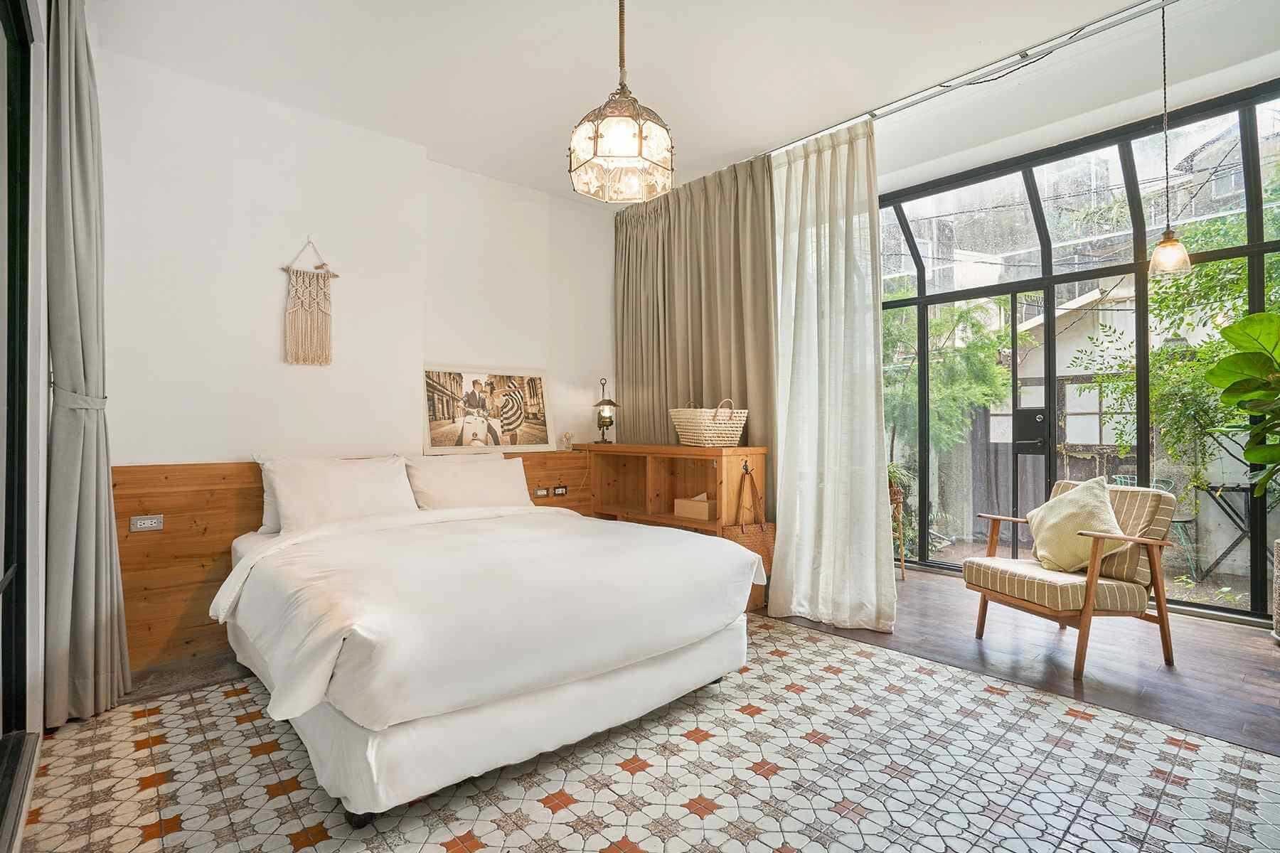 由百年版畫商行改造的「來了」旅宿。（圖片來源／Booking.com）