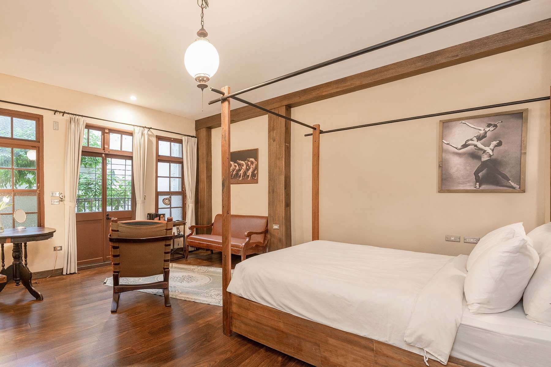 由百年版畫商行改造的「來了」旅宿。（圖片來源／Booking.com）