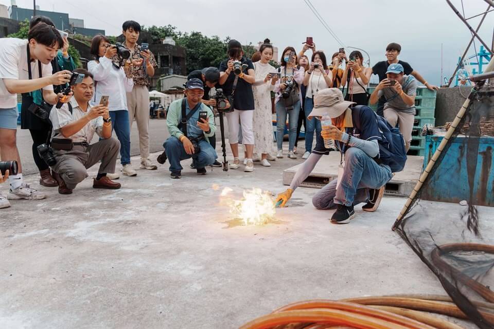 磺火點燃瞬間。圖片來源｜交通部觀光署