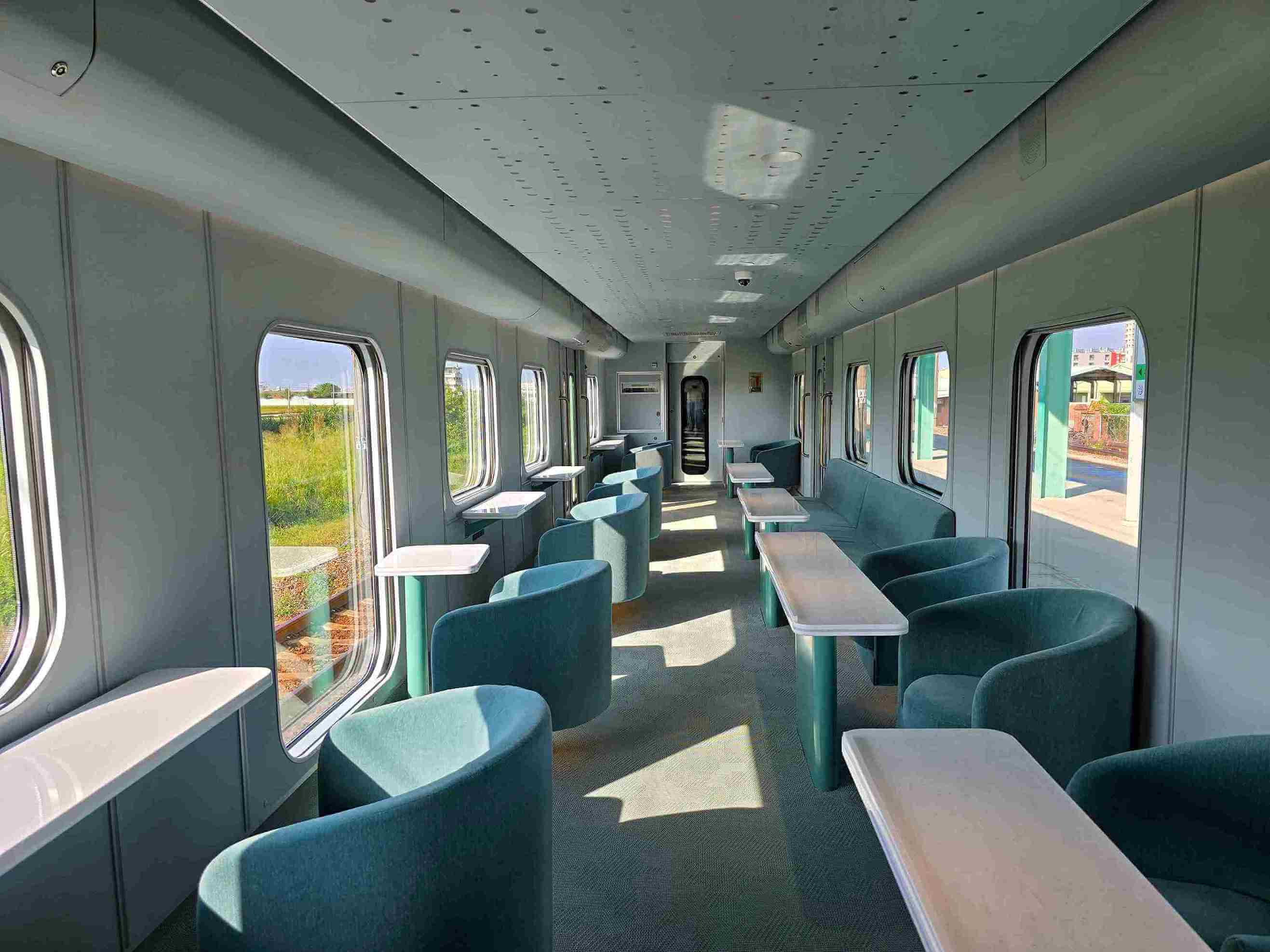 海風號車內座椅採用夢幻的馬卡龍色系。圖片來源｜雄獅旅遊