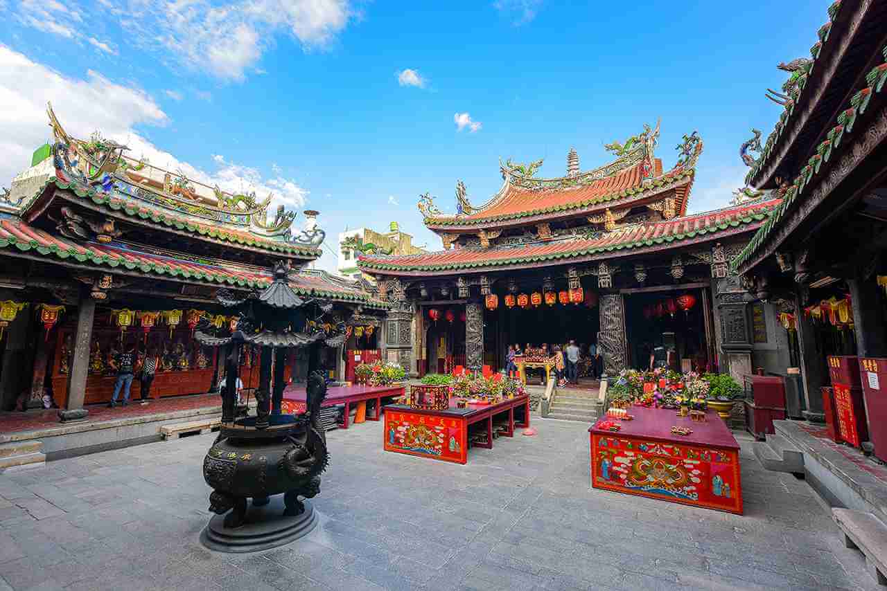 鹿港天后宮四百年古蹟終年香火鼎盛，有巧奪天工的石雕與彩繪。圖片來源｜i玩彰化