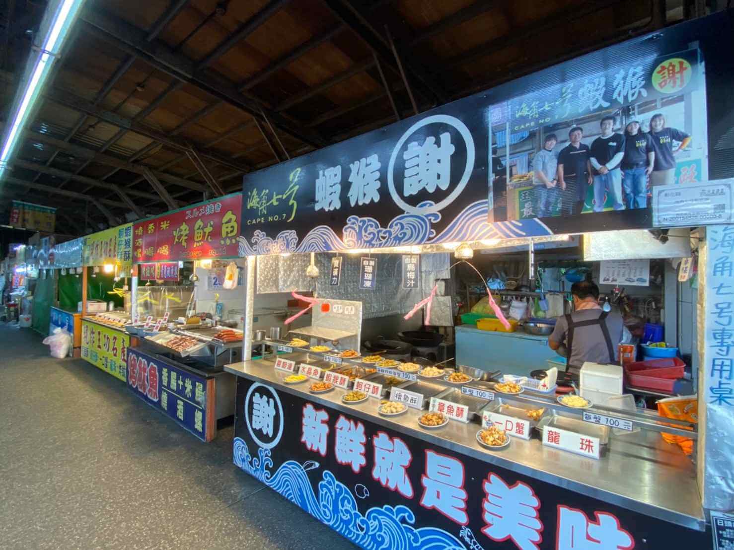 離開漁港前，別忘了造訪美食街，品嚐當地著名的蚵嗲與烤蚵，感受最道地的彰化海味。圖片來源｜欣傳媒資料庫