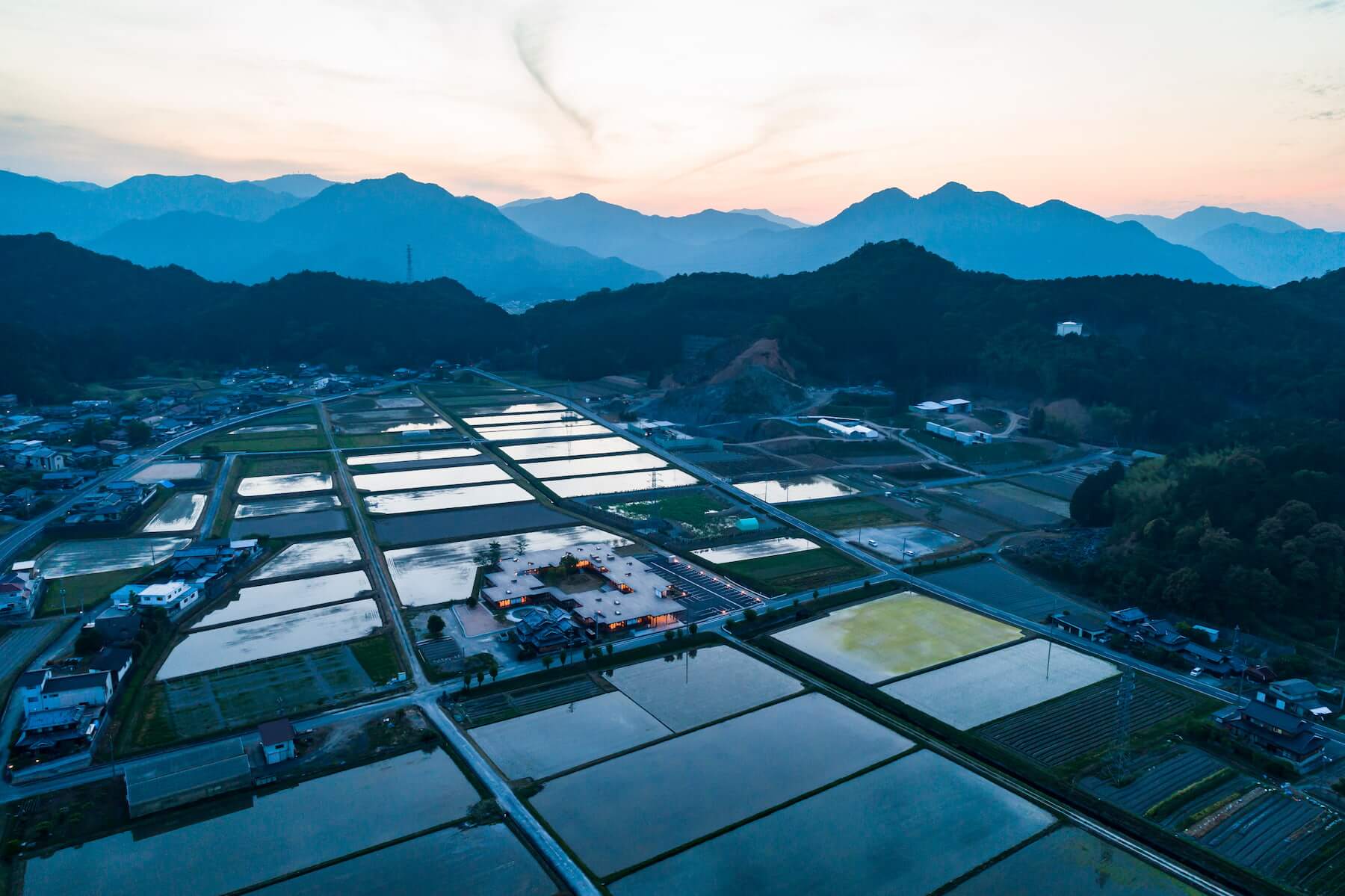 手塚建築研究所以建築為地景的概念設計出與自然融合的幼稚園。 © Katsuhisa Kida / FOTOTECA