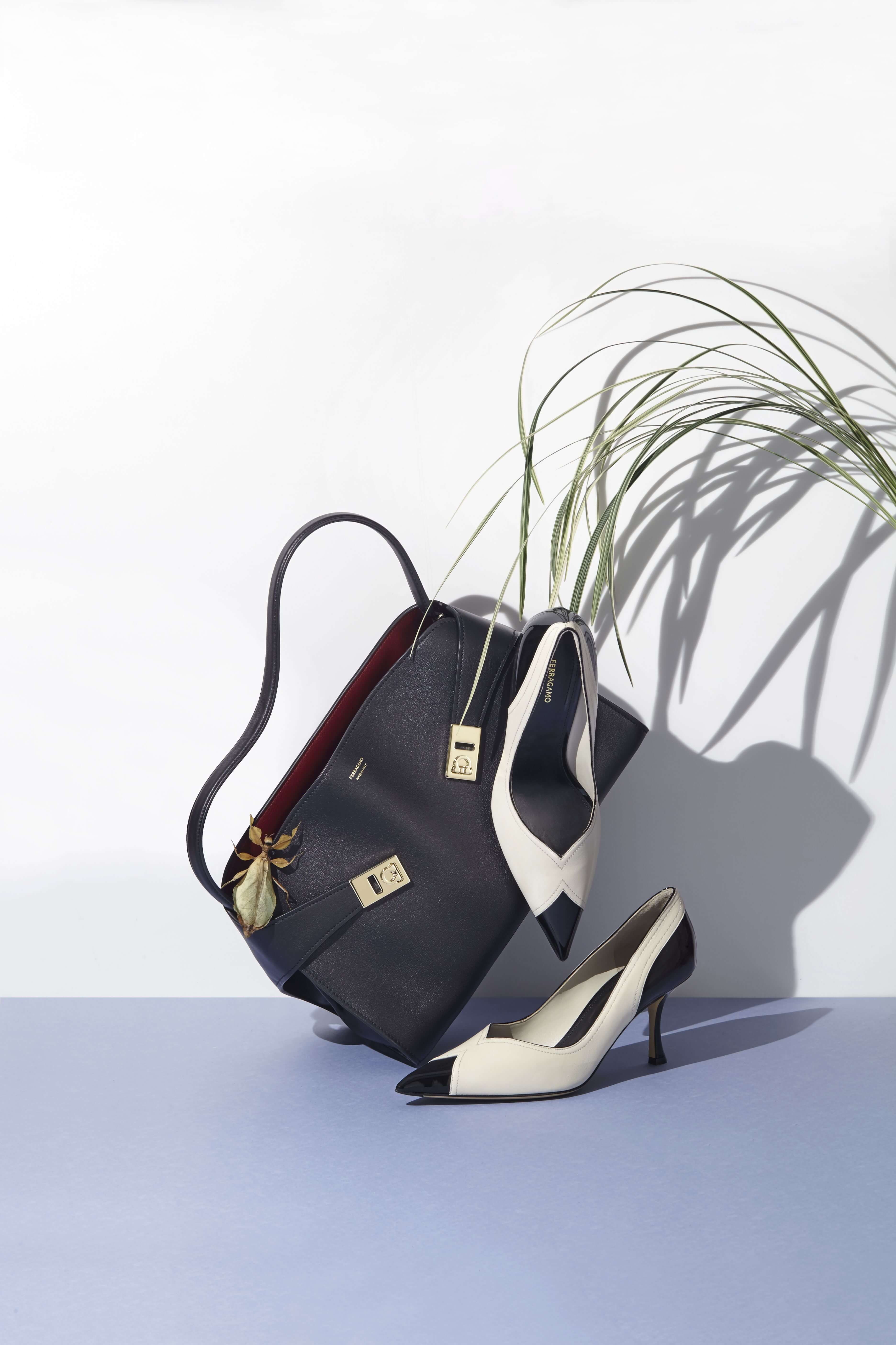 黑色SOFT BICOLOR HUG手提包、黑白尖頭高跟鞋 all by Ferragamo