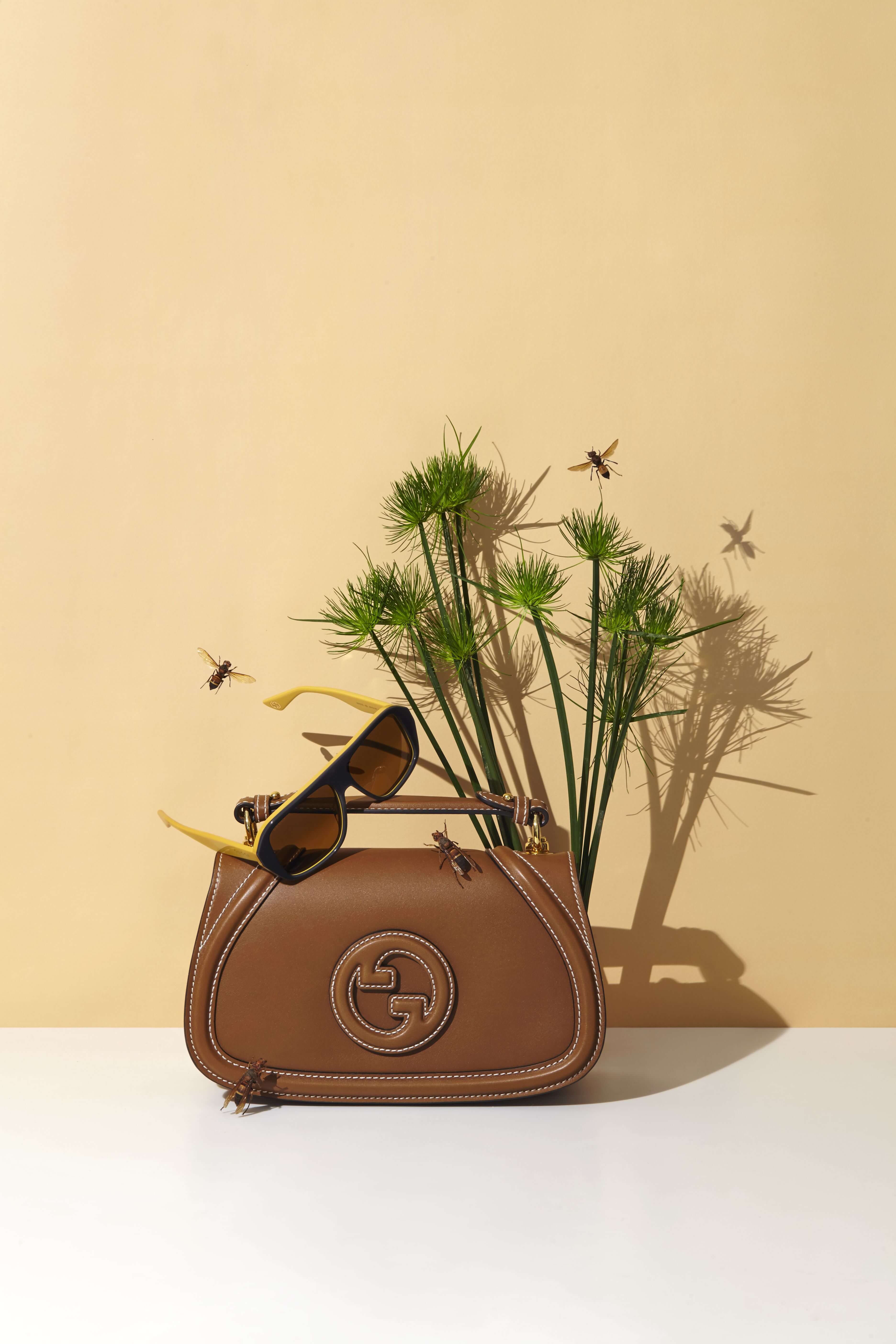 雙G圖樣棕色皮革手提包、復古造型黃色邊框墨鏡 all by GUCCI