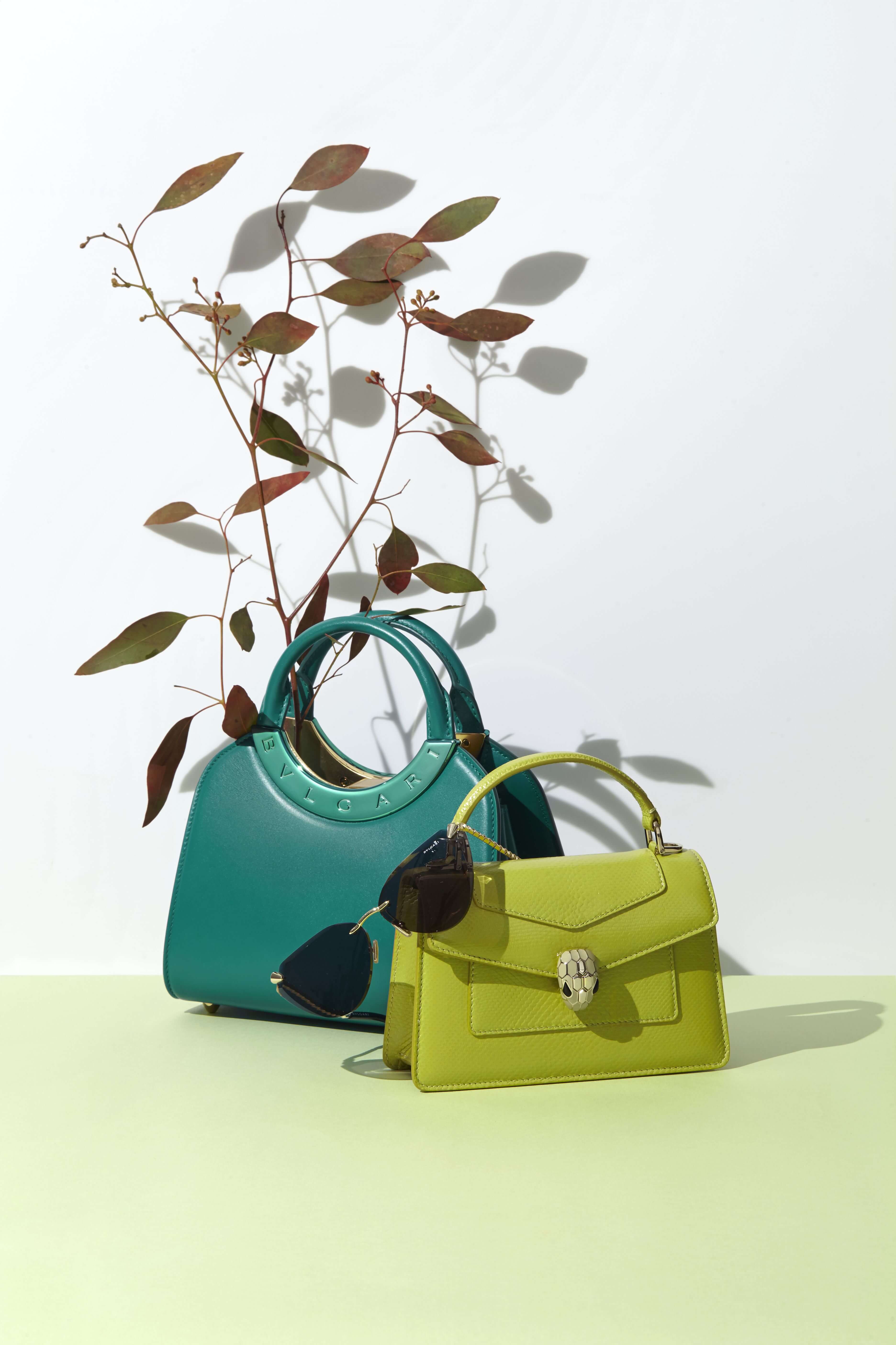 鮮豔祖母綠色小牛皮手提包、橄欖石色水蛇皮迷你手提肩背包、灰色貓眼太陽眼鏡 all by BVLGARI