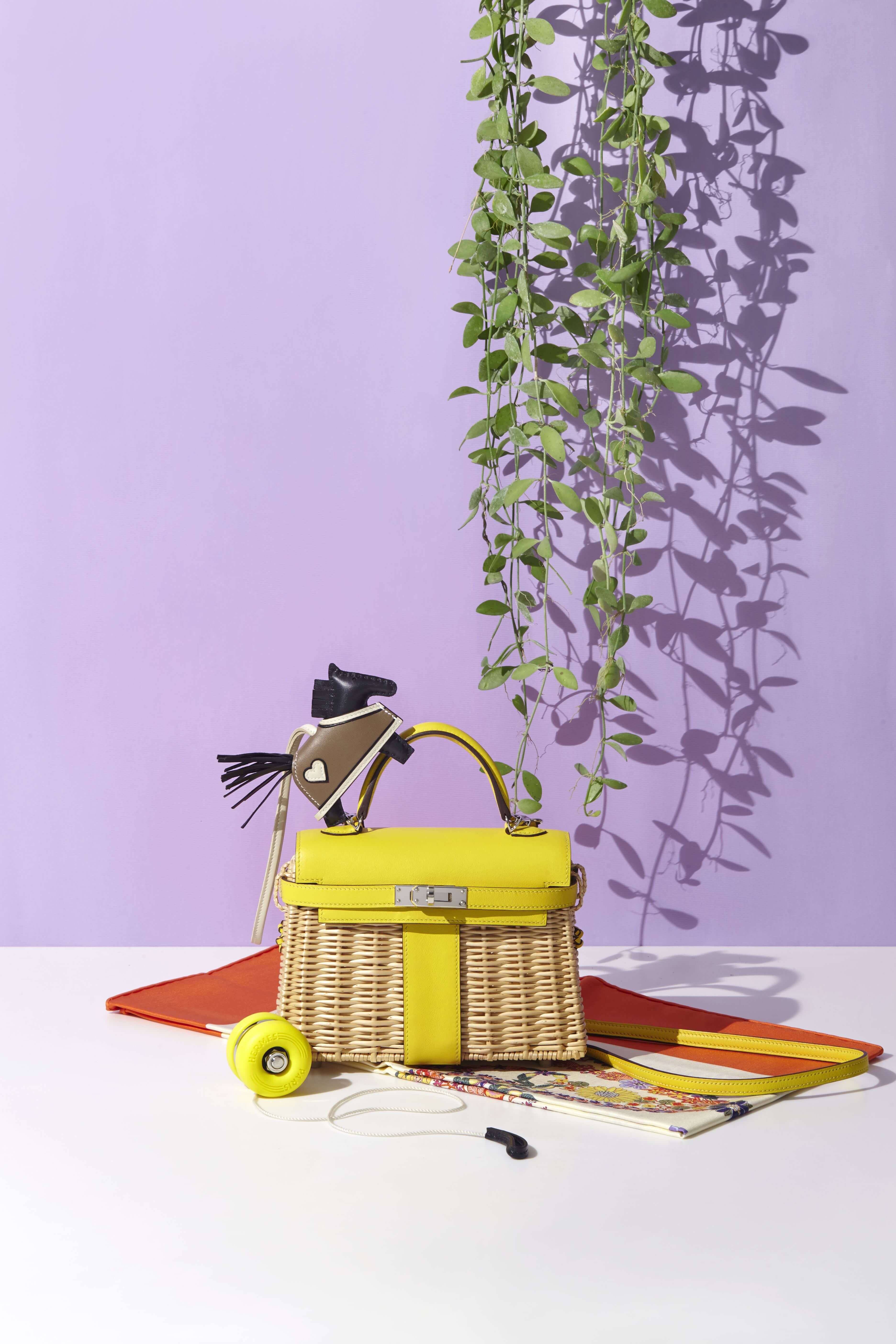 小馬皮革吊飾,Kelly Mini Picnic系列柳條編織與Swift小牛皮拼接野餐包、黃色溜溜球皮套組、圖紋印花橘色真絲方巾 all by Hermes