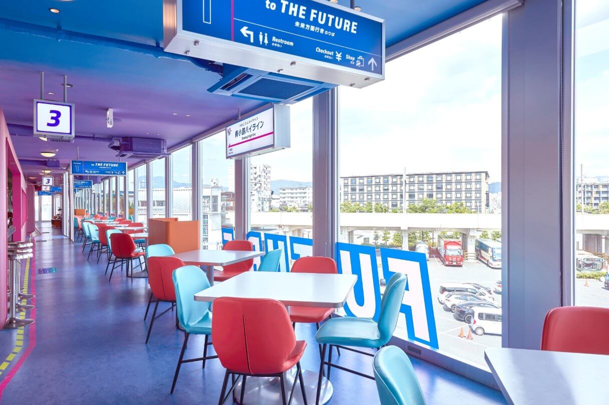 位於2、3號車廂外的月台用餐空間。（圖片來源／FUTURE TRAIN KYOTO DINER & CAFÉ）