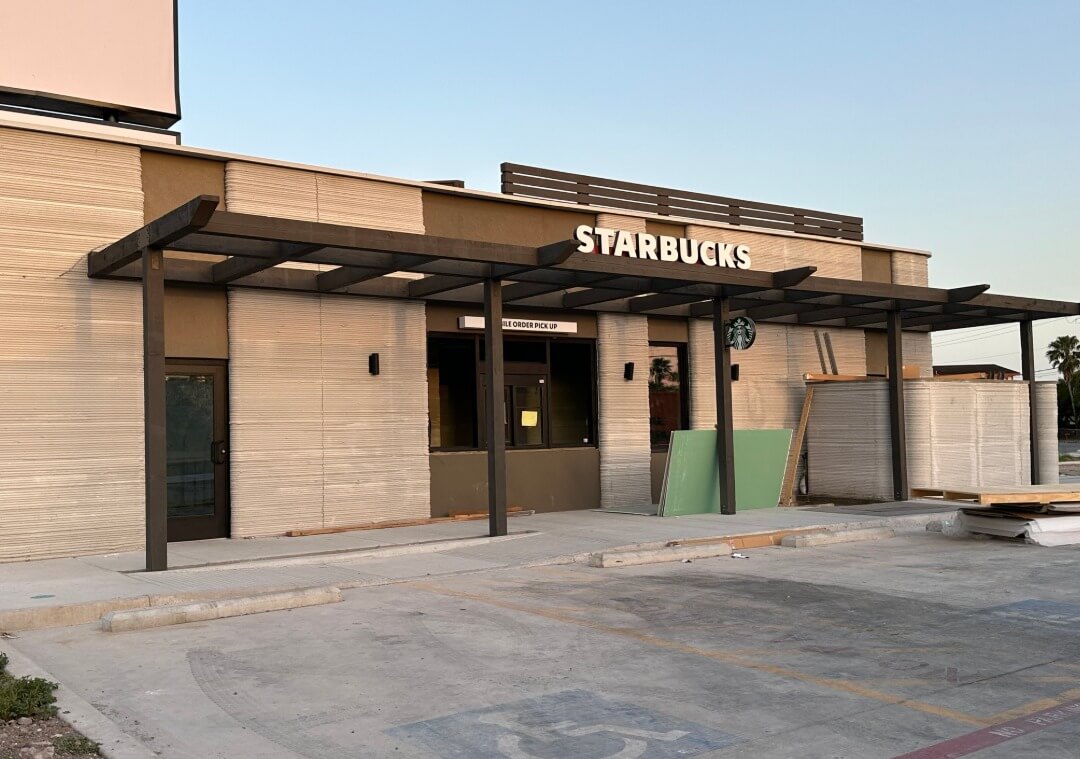 3D列印星巴克門市保持星巴克簡約風格。圖片來源｜City of Brownsville, TX - Municipal Government FB