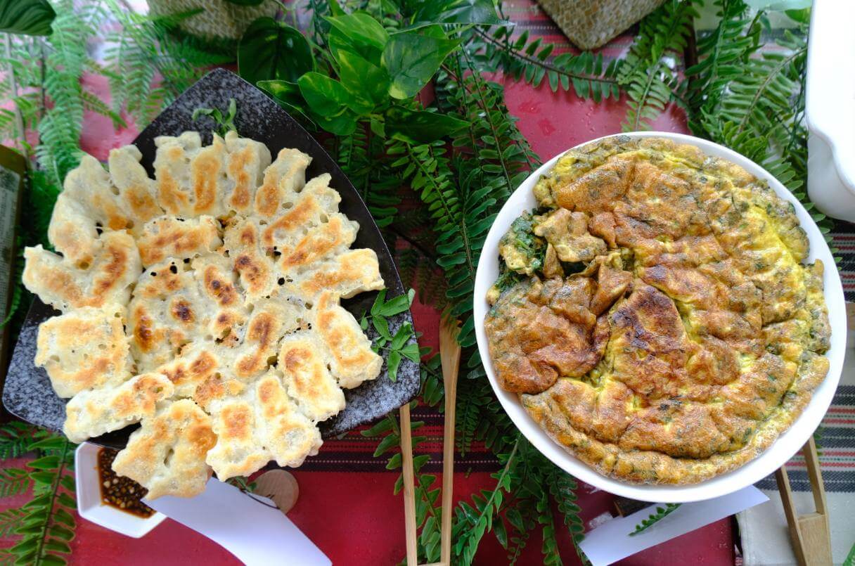yata’的野菜煎餃(左)；野菜轟蛋(右)。