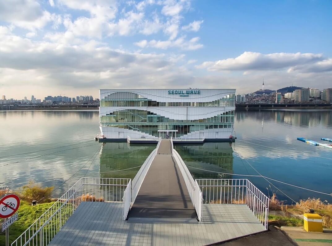 首爾水上星巴克。圖片來源｜＠seoulwave_artcenter