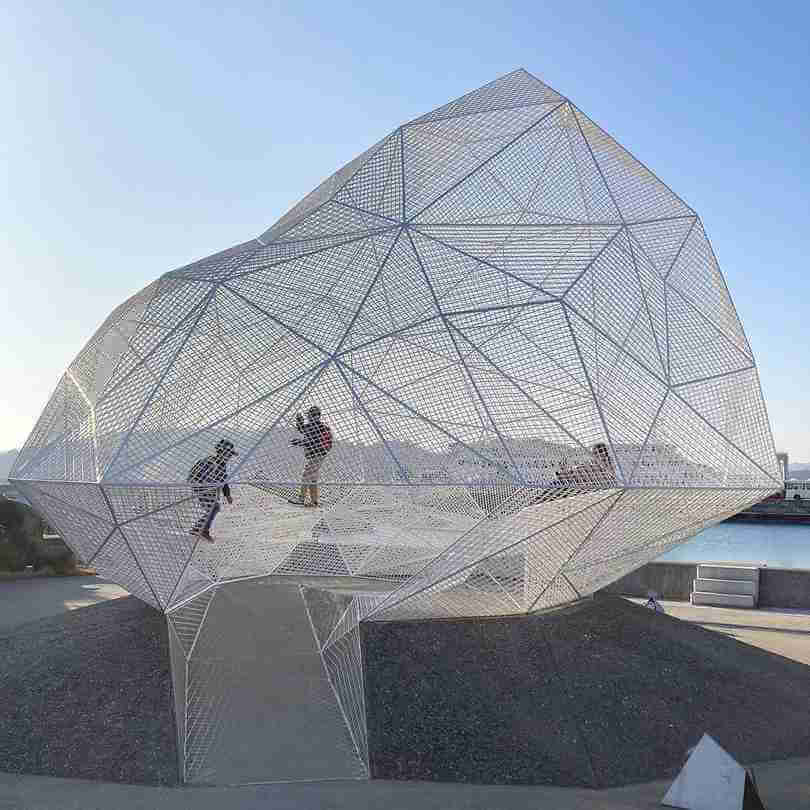 瀨戶內海藝術季今年將於4月18日盛大開幕,展期橫跨春、夏、秋三季,預計將吸引破百萬人次的全球旅客造訪。圖為藤本壯介在靠近直島車站設計的直島亭。圖片來源|瀨戶內海藝術季IG