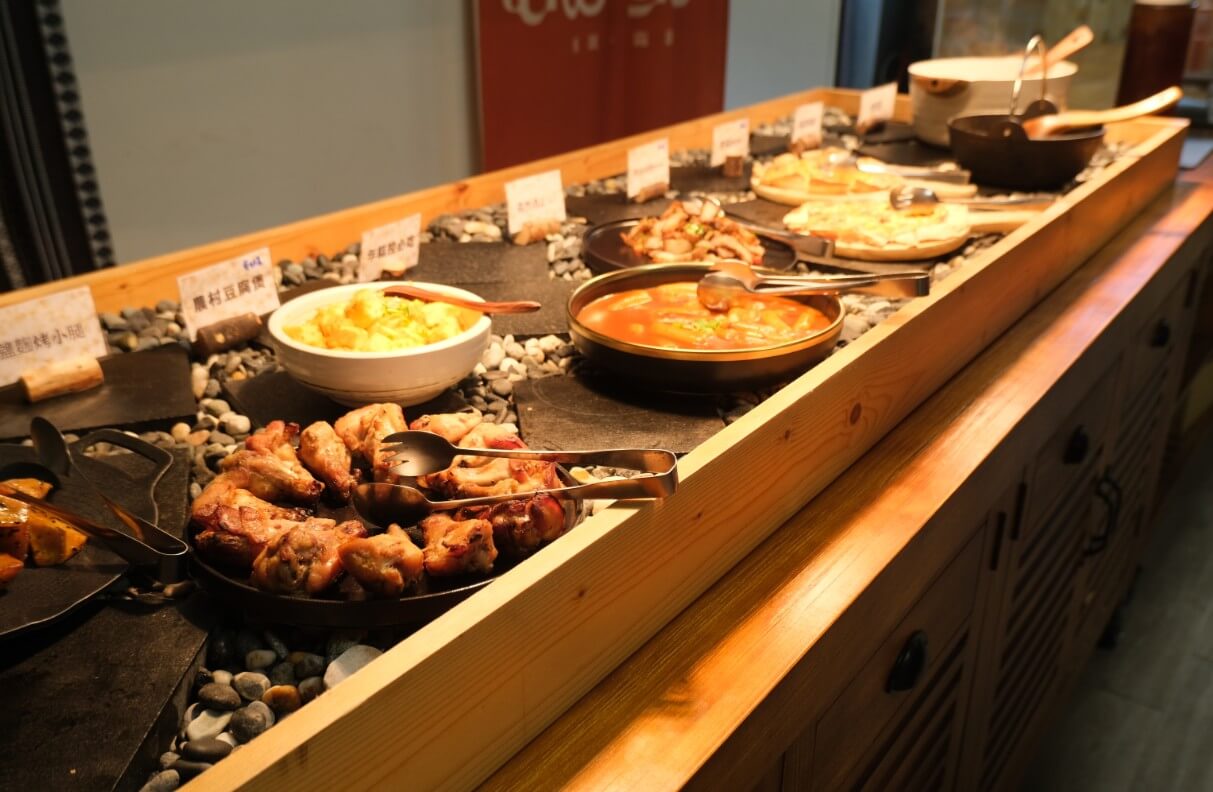 一泊二食晚餐採半自助式，餐點富有高山農村特色，也有西式口味提供選擇。