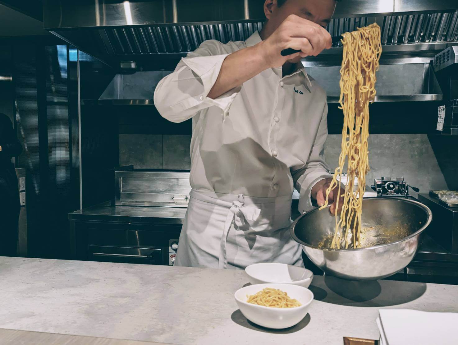 Paul Lee笑稱把調味包倒出來拌麵是MMM最「複雜」的料理步驟，為懶人帶來福音。（Photo by Melody Kao）