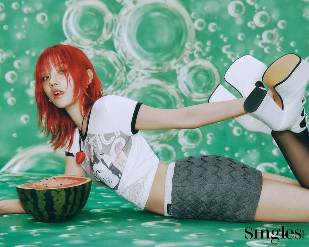 來自首爾的JIMI以重新詮釋日常物件見長，創作大膽、具幽默感與超現實形體的3D列印飾品，作品更被日本女團XG、i-dle的宋雨琦等海外藝人選用。