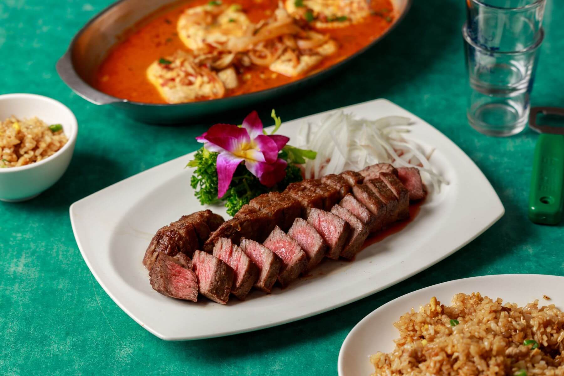 小林海產「烤牛排」。（攝影／葉小喬）