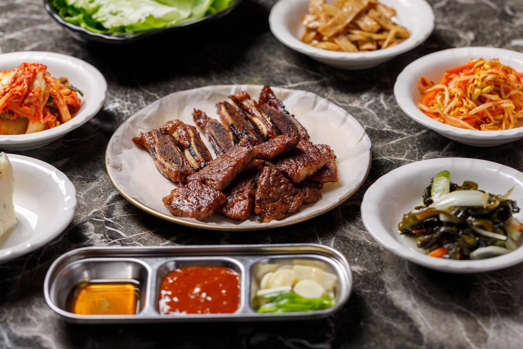 韓食堂「烤牛小排」。（攝影／葉小喬）