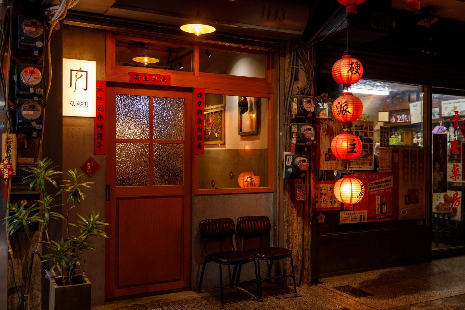 硬派主廚的軟嫩料理店景。（攝影／葉小喬）