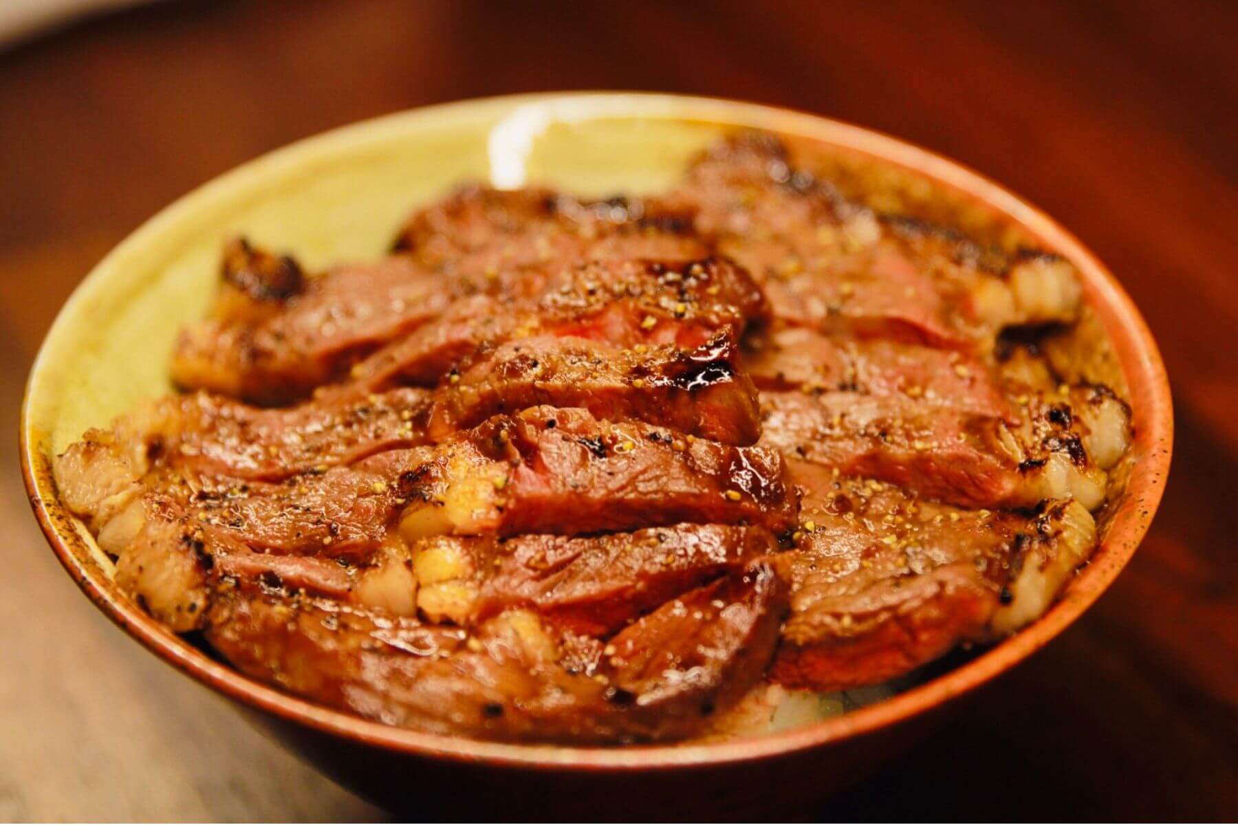 秘一日 牛排飯。（圖／店家官方FB）