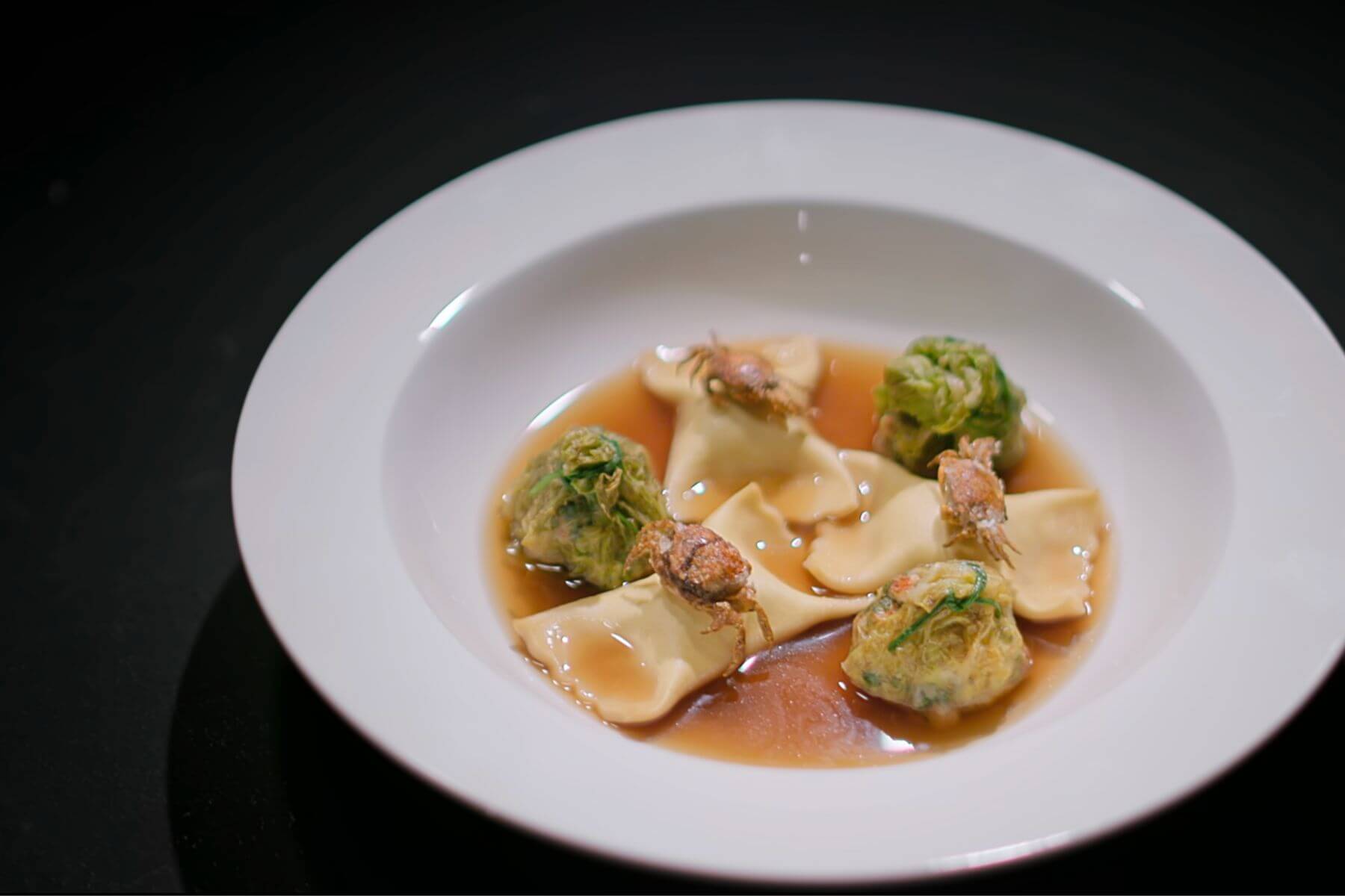 面對「烹調人生」一題，「拿坡里黑手黨」以自己的方式重新詮釋兒時回憶所烹調的「曾祖母的辛奇蟹湯義大利麵」暖心又暖胃，獲得高分評價。（圖/Netflix）