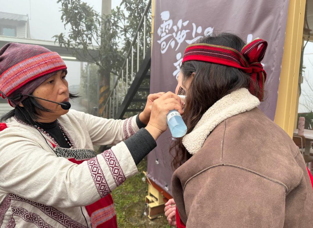 穿上傳統服飾、貼上紋面圖騰，由部落媽媽領路探索泰雅族文化。