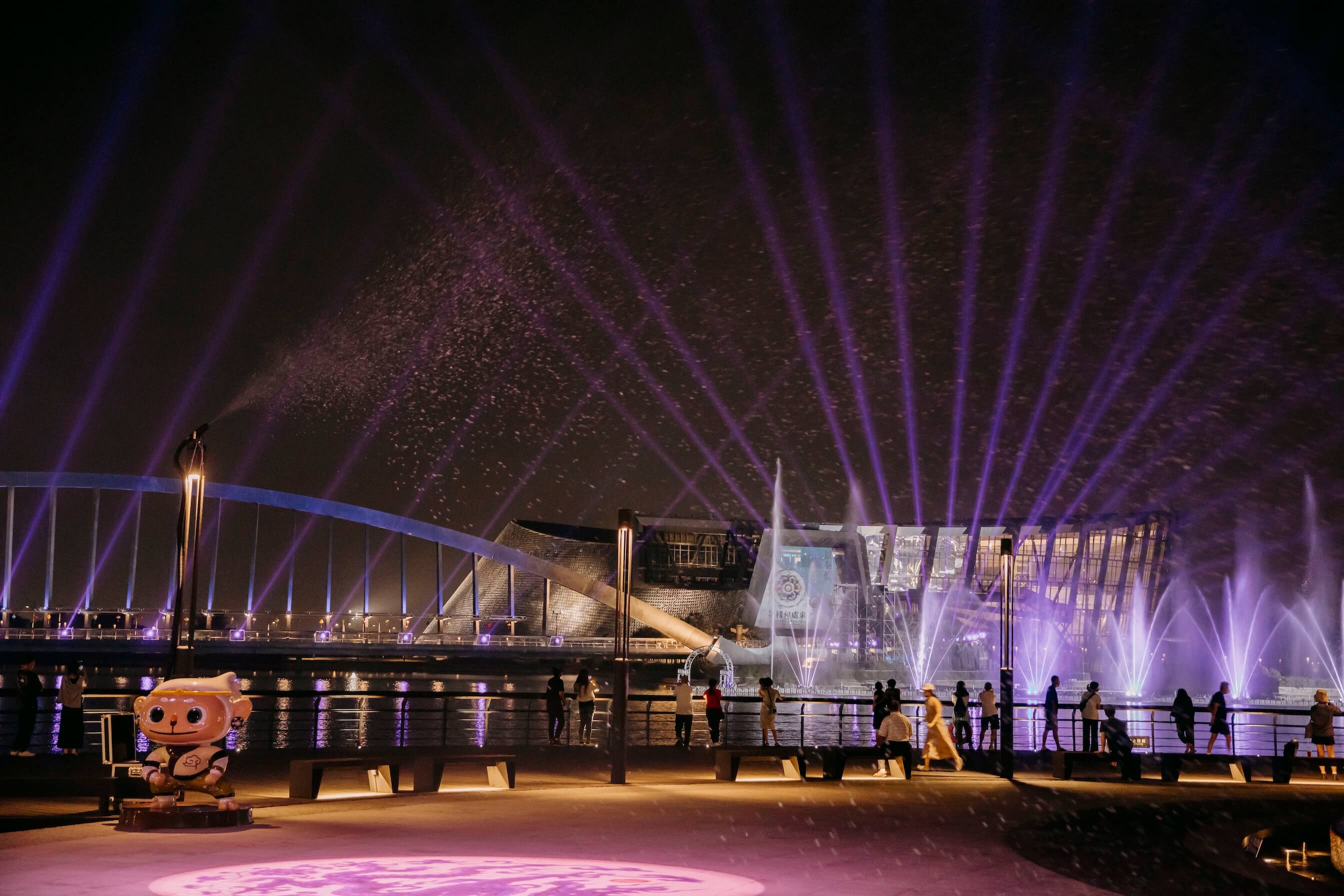 夜幕降臨，故宮南院華麗登場。