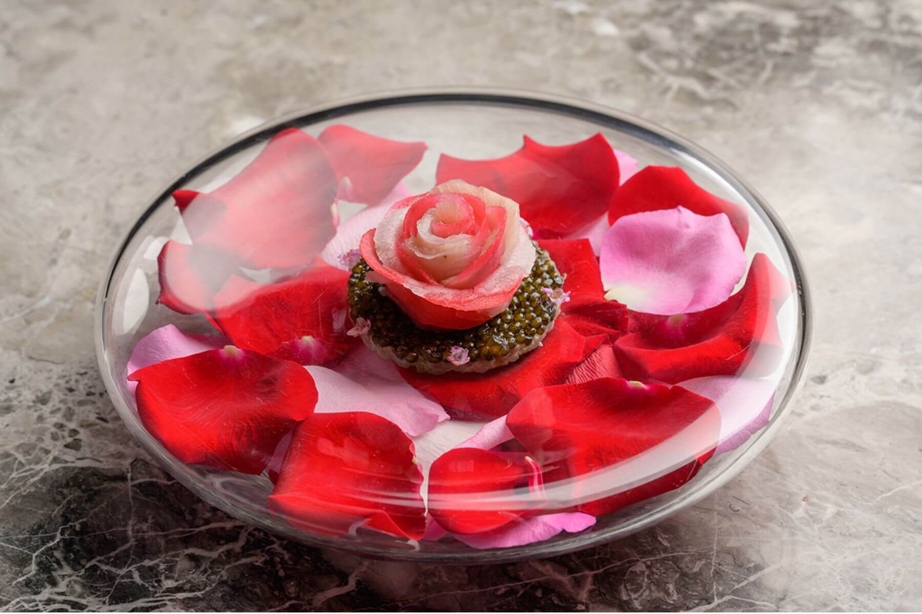前菜BURI ROSE,舖滿經典愛情象徵的新鮮玫瑰花瓣,青甘製成的塔塔和魚子醬鋪底,佐以醃製的大根片,滿滿愛意的玫瑰花朵,祝福有情人永遠浪漫甜蜜。(圖/Orchid蘭)