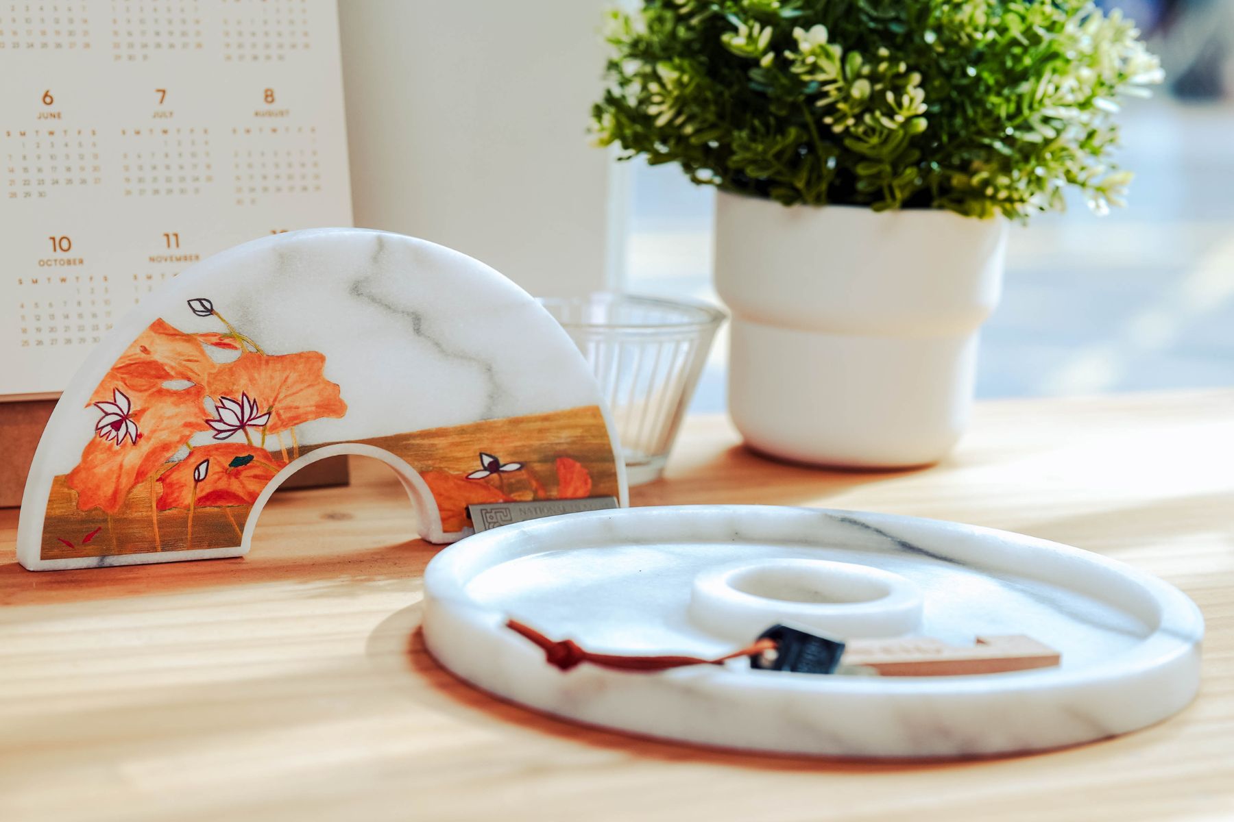 荷花圓盤 × 常玉〈荷花〉。（圖/國立歷史博物館）