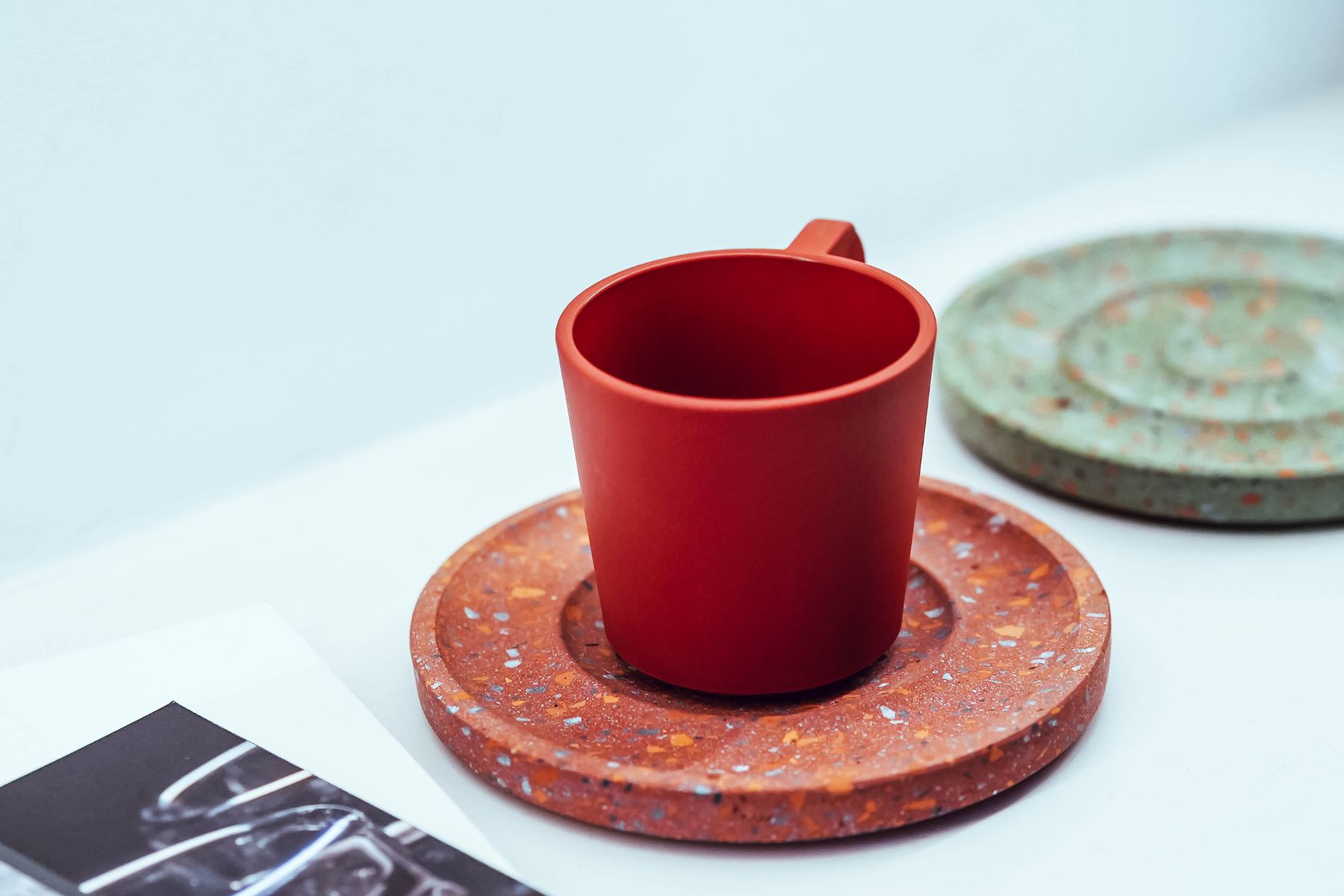 也可當杯墊的水波紋置物盤 × 王南雄〈瀑布〉 。（圖/國立歷史博物館）