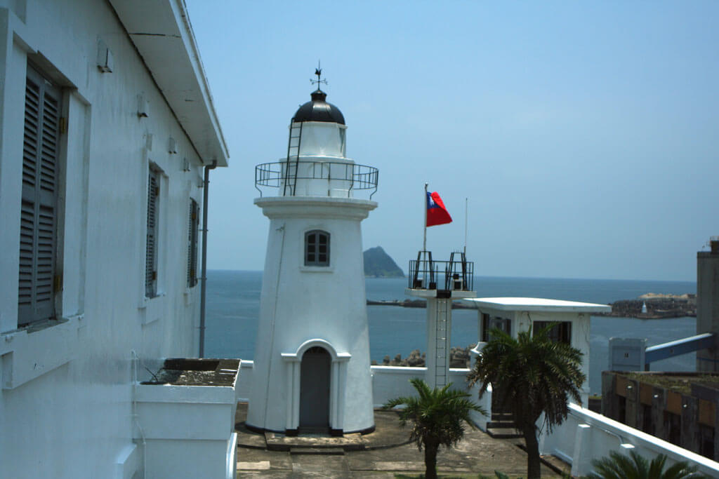 基隆燈塔坐落於基隆港西岸，白米甕與仙洞之間的突出岬角上，稱之為「萬人堆鼻」。（圖／交通部觀光署觀光資訊網）