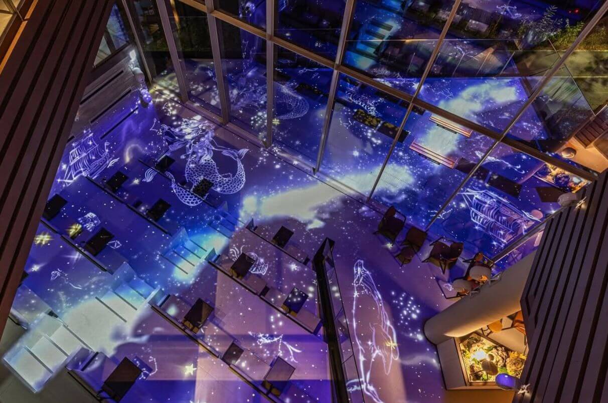 春川星巴克 THE春川衣岩湖R店結合媒體藝術。圖片來源｜＠starbuckskorea