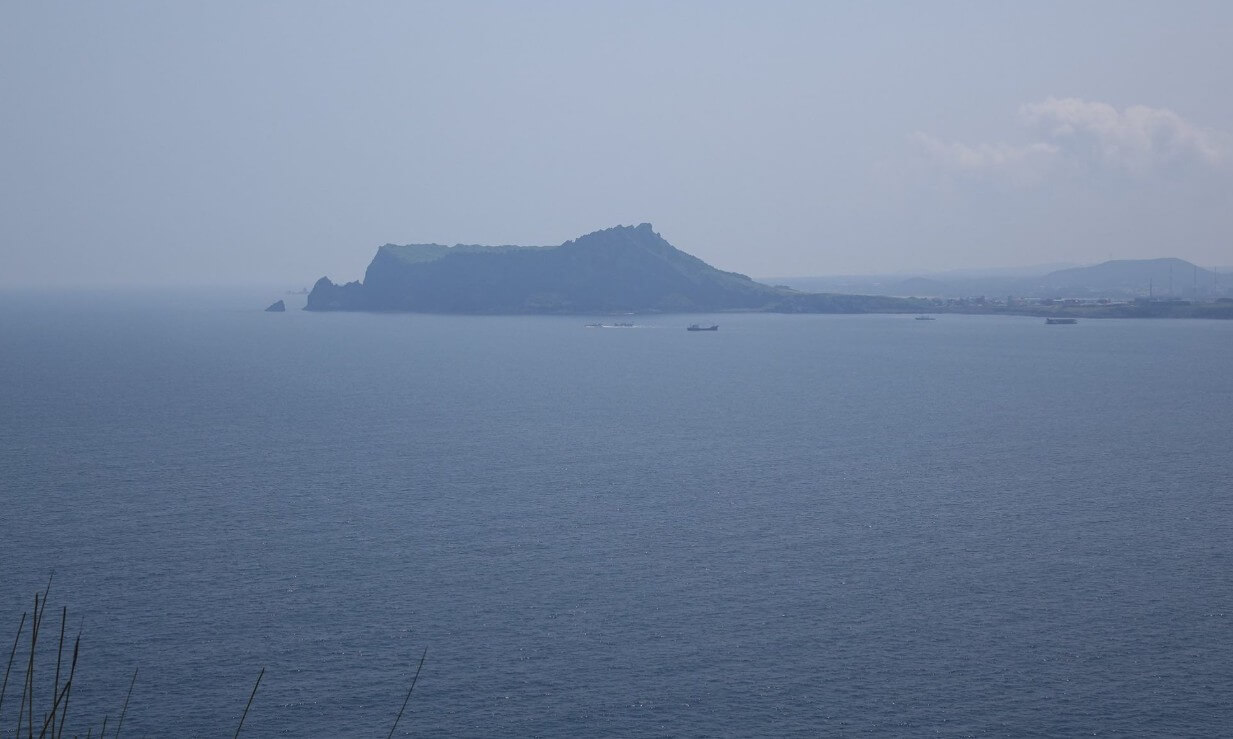 濟州島本島東側的小島「牛島」最受熱議，許多人會特地安排一日遊，租借可愛的機車或腳踏車，悠閒地環島漫遊。（圖／濟州觀光公社臉書）