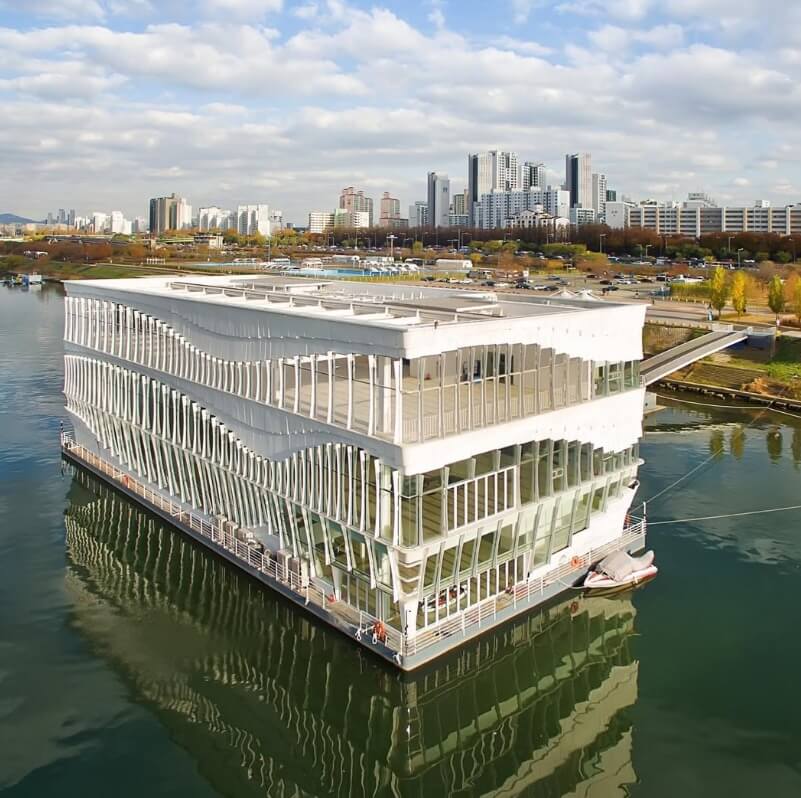 首爾水上星巴克宛如漂浮在水面上的大船。圖片來源｜＠seoulwave_artcenter