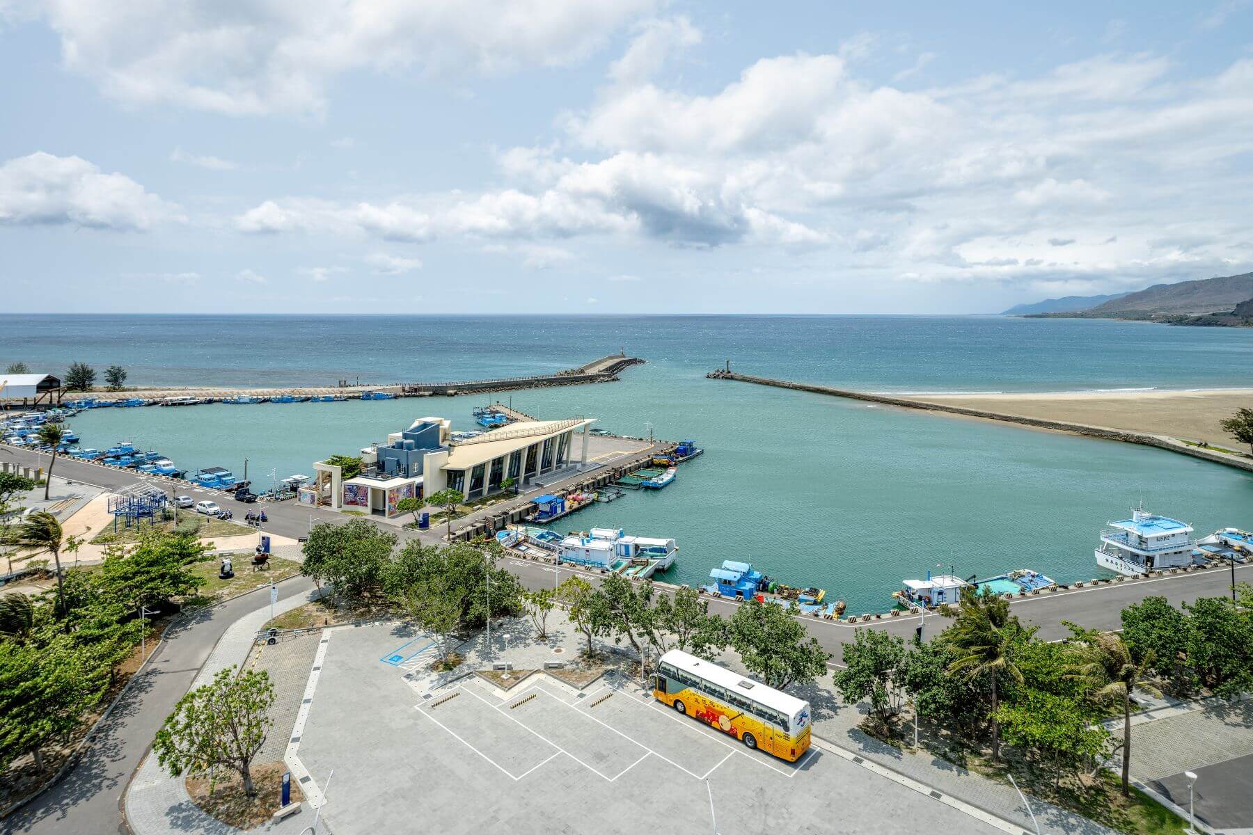 如其名,屏東看海美術館鄰近車城鄉港岸。(圖/屏東看海美術館提供)