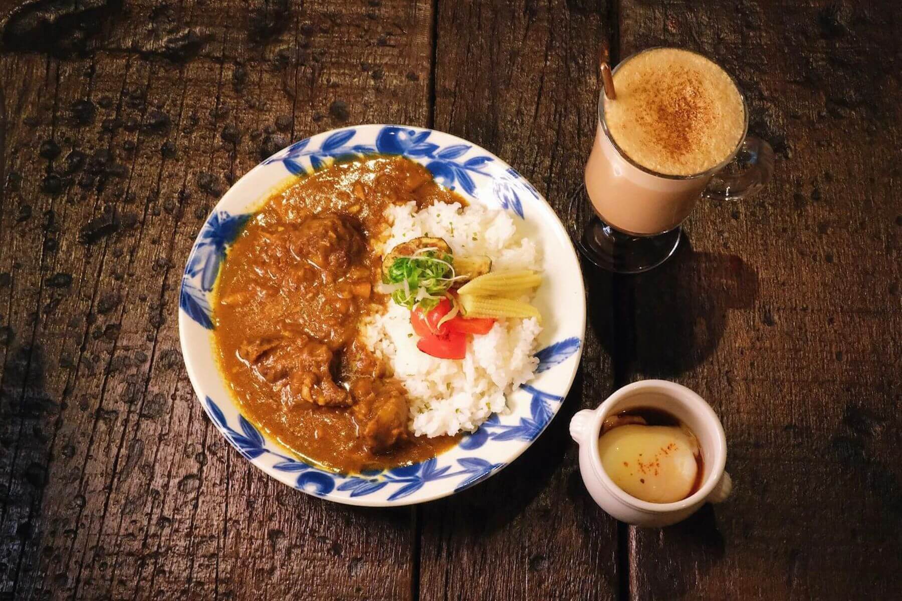 臺北市立美術館Wild Open Space與職人牛肉麵小酒館時寓聯名的咖哩飯套餐。（圖/Wild Open Space）