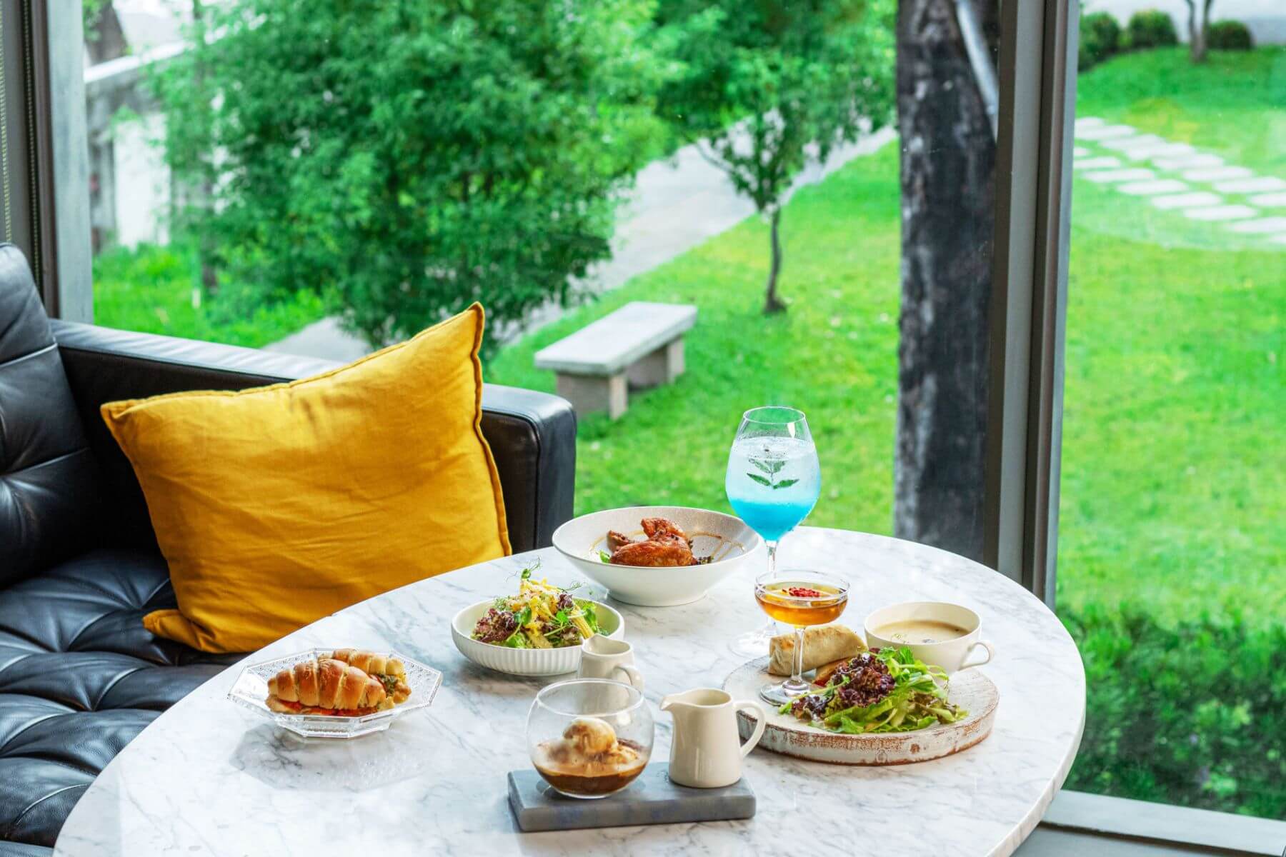 位於金馬賓館當代美術館二樓的ALIEN All-Day Lounge。（圖/ALIEN All-Day Lounge）