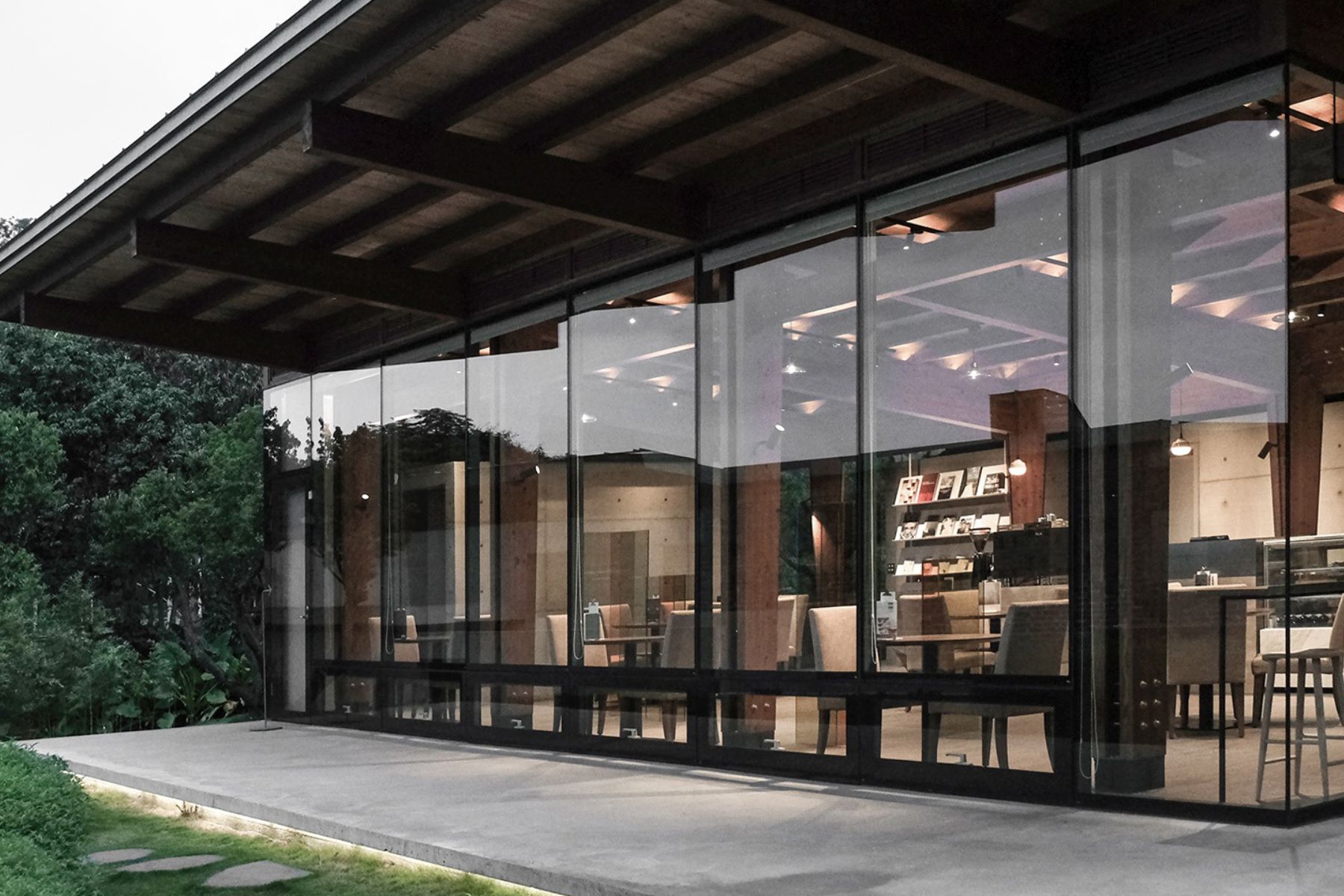 位於毓繡美術館，結合咖啡、閱讀與美學的百書咖啡廳。（圖/百書咖啡廳）